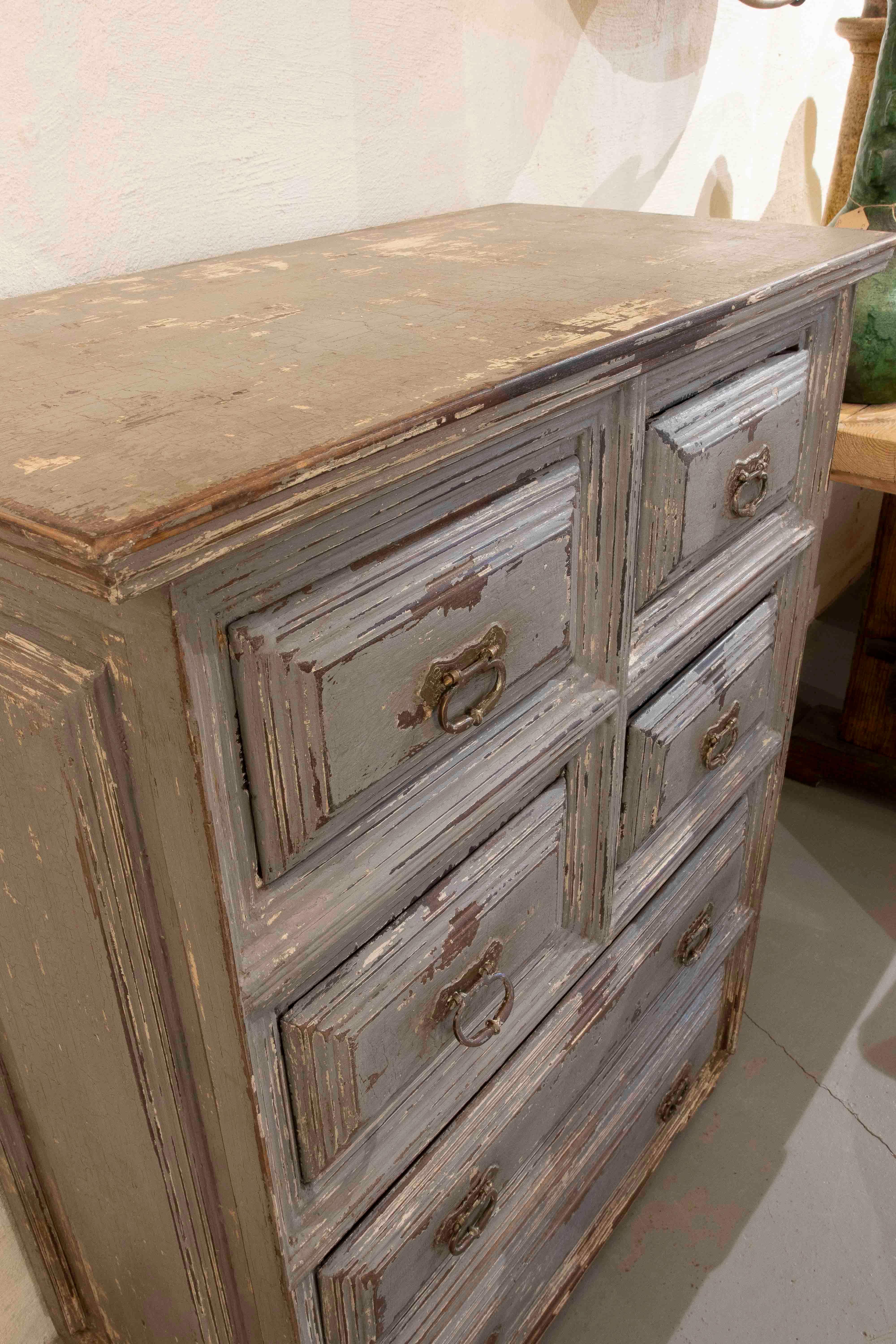 Dipinto a mano Cassettiera antica in legno degli anni '70 con sei cassetti e patina grigia invecchiata in vendita
