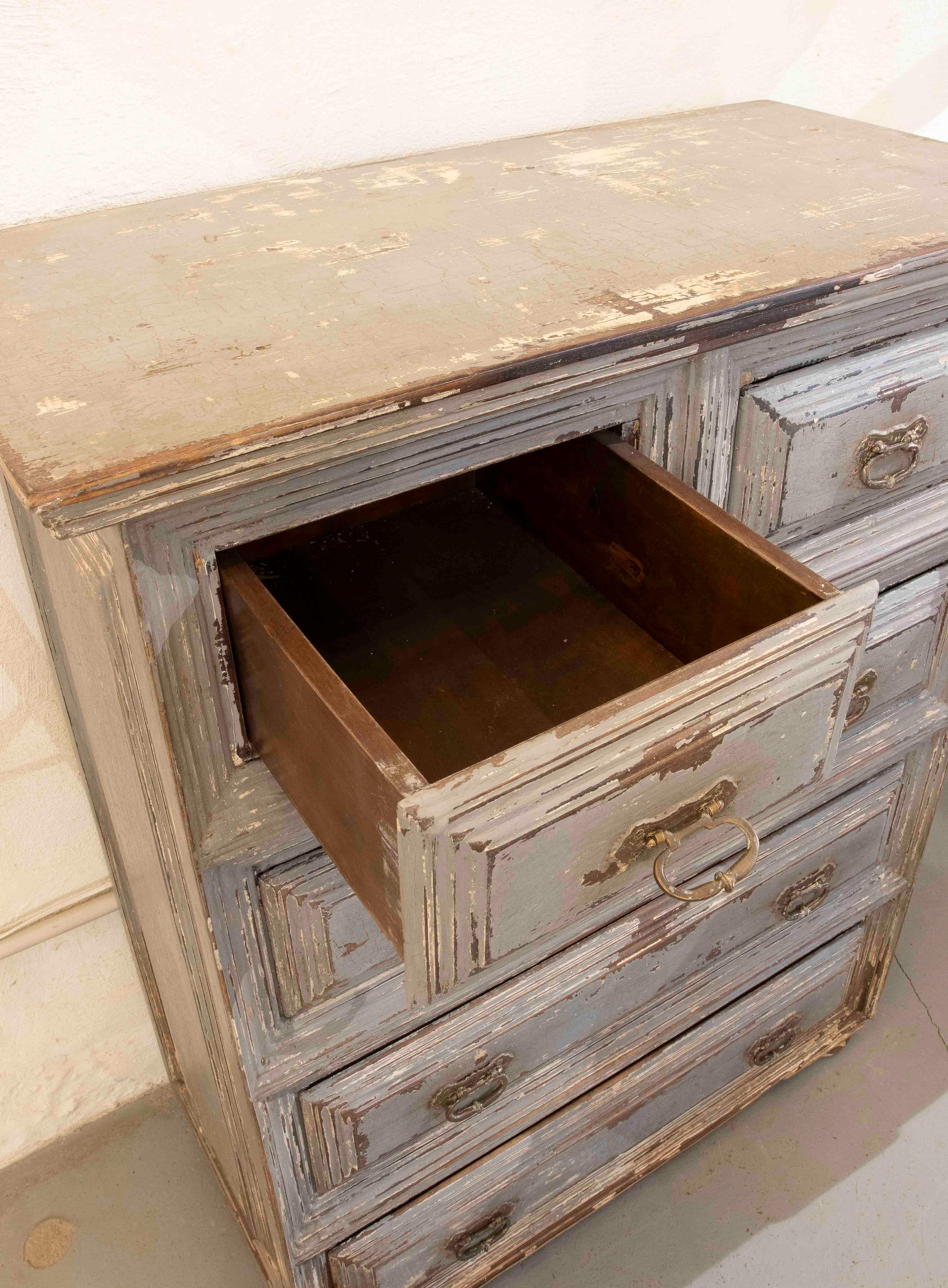 Cassettiera antica in legno degli anni '70 con sei cassetti e patina grigia invecchiata In condizioni buone in vendita a Marbella, ES