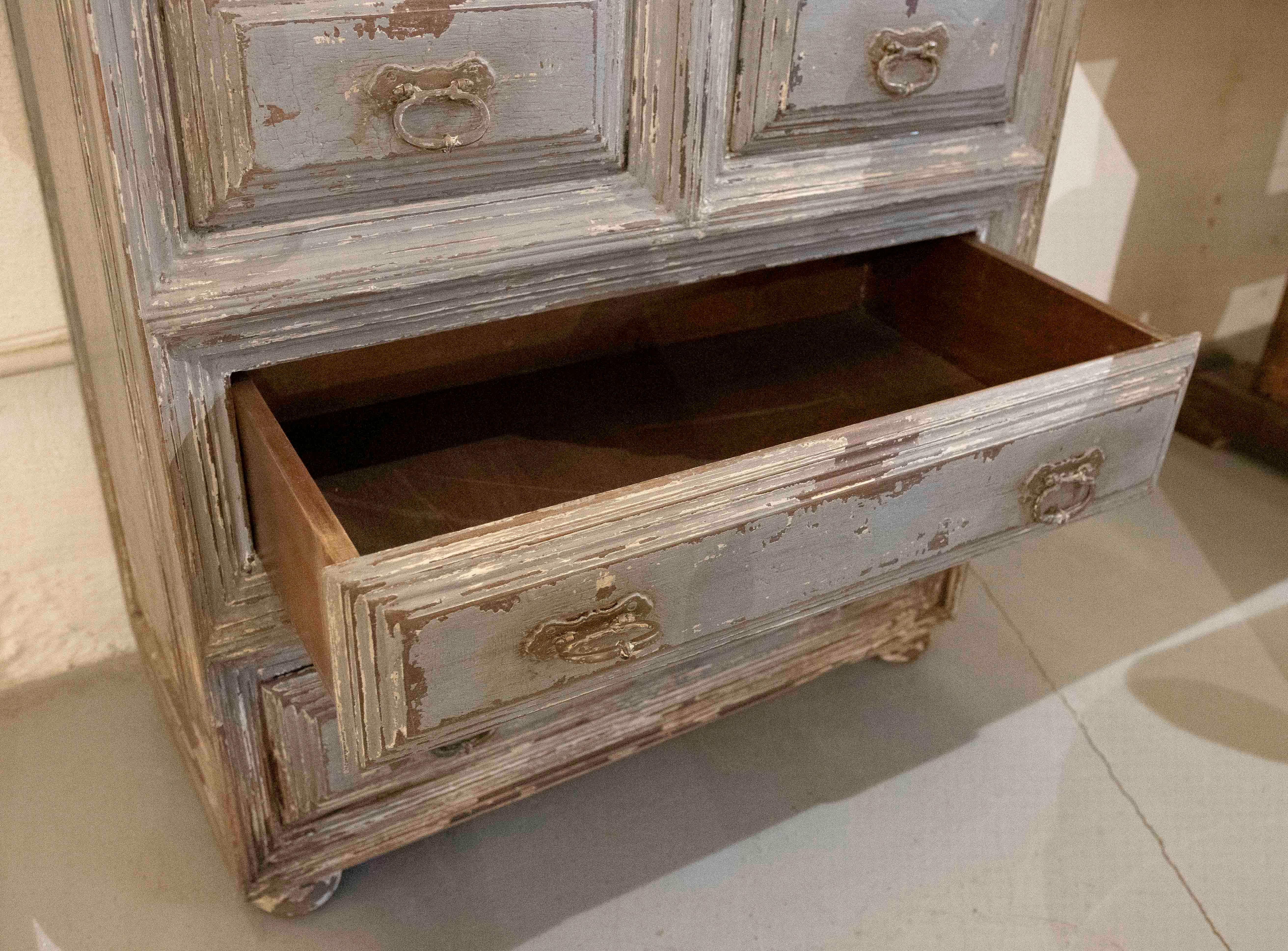 XX secolo Cassettiera antica in legno degli anni '70 con sei cassetti e patina grigia invecchiata in vendita