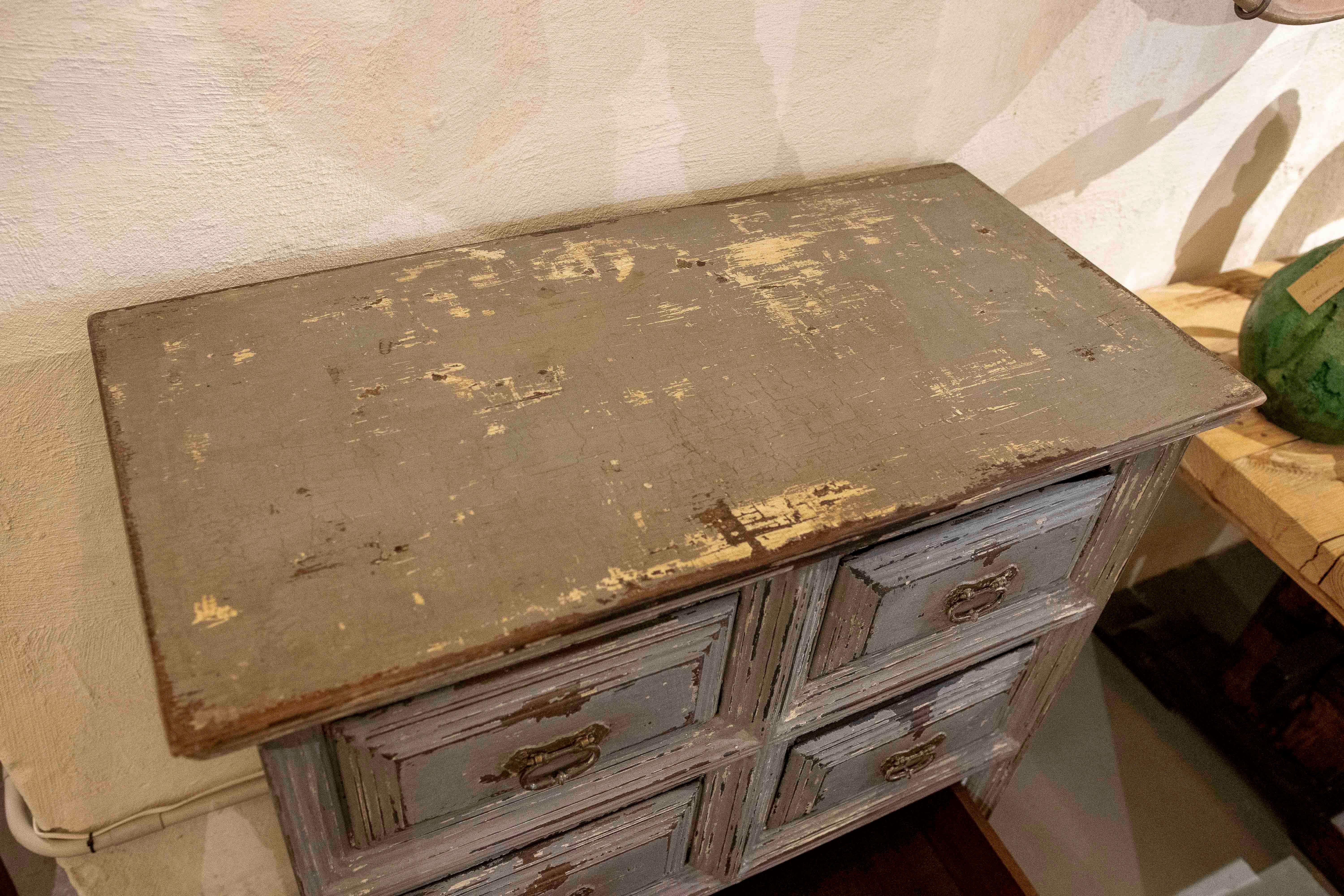 Legno Cassettiera antica in legno degli anni '70 con sei cassetti e patina grigia invecchiata in vendita