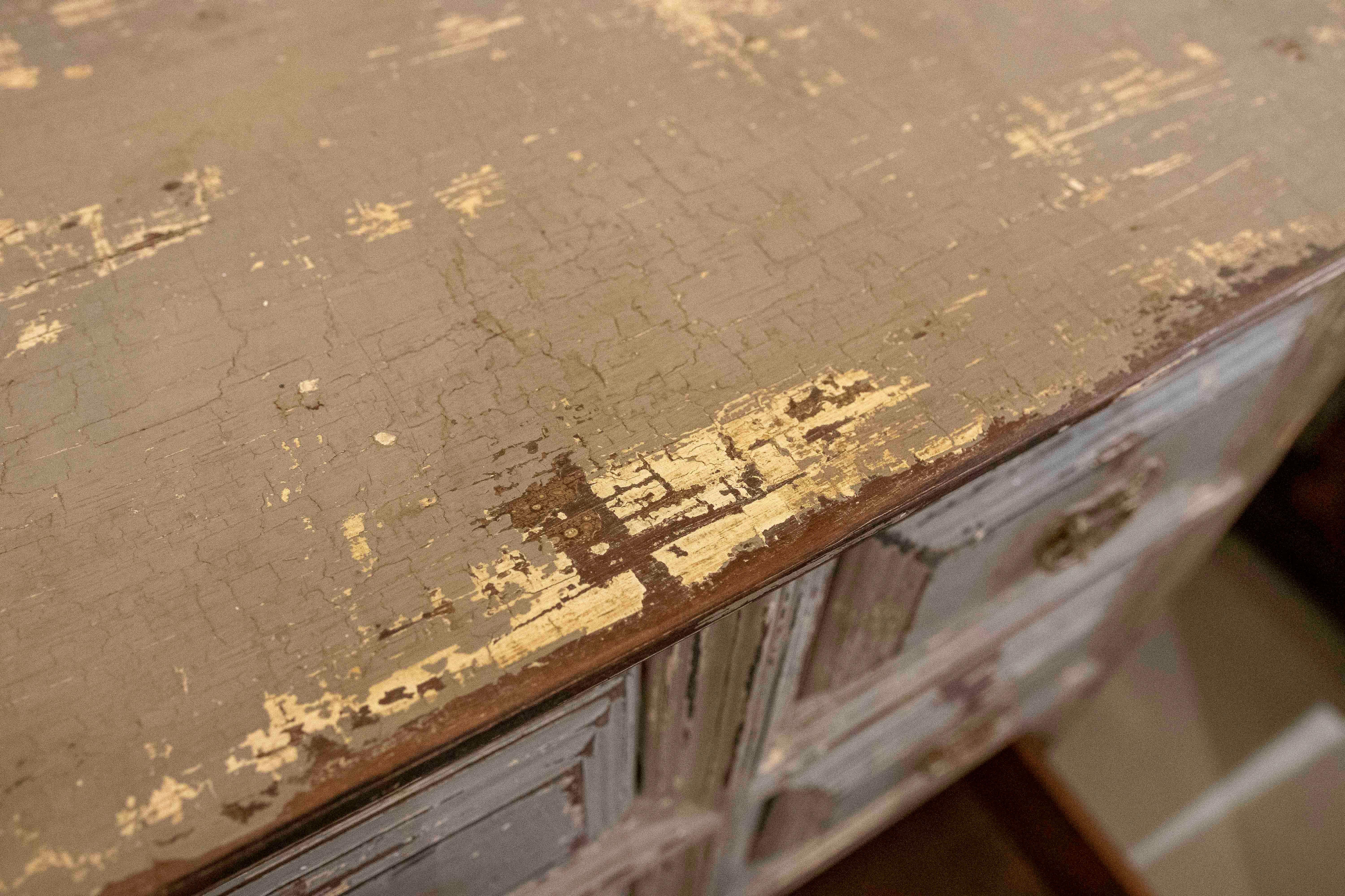 Cassettiera antica in legno degli anni '70 con sei cassetti e patina grigia invecchiata in vendita 1