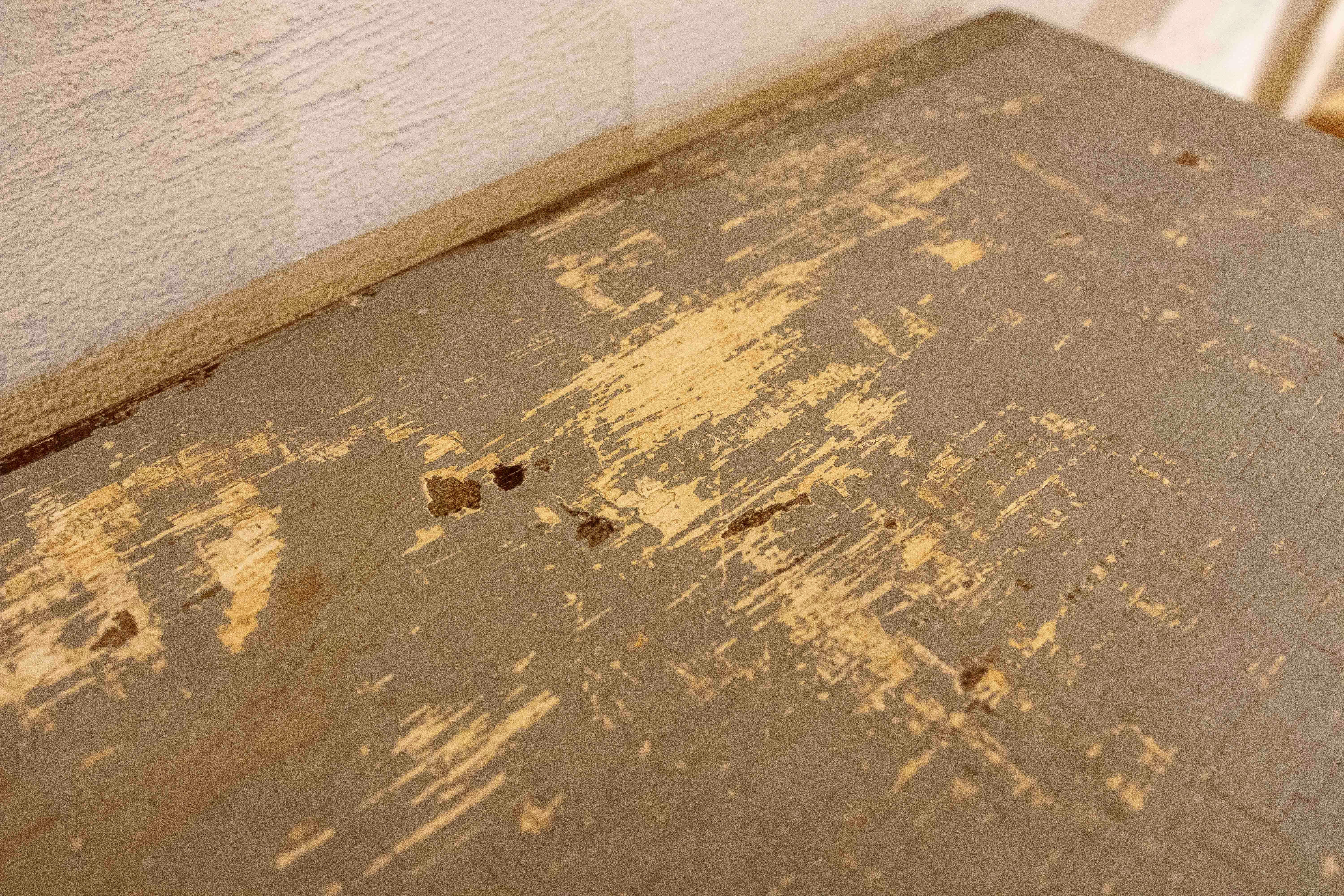 Cassettiera antica in legno degli anni '70 con sei cassetti e patina grigia invecchiata in vendita 2