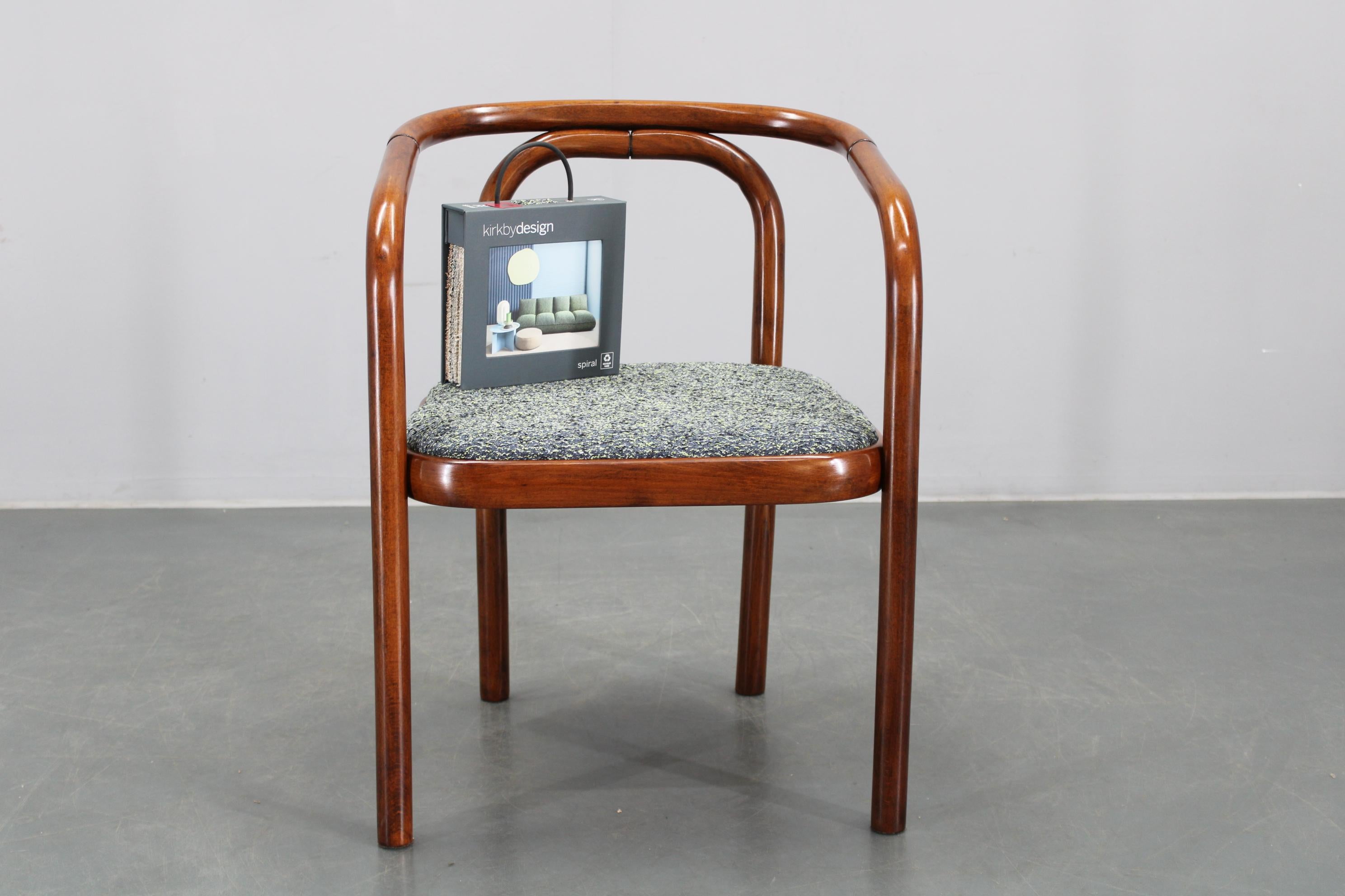 - Gepolstert mit dem Designstoff Kirkby 
- Hölzerne Teile sorgfältig aufgearbeitet 
- Höhe des Sitzes 45 cm