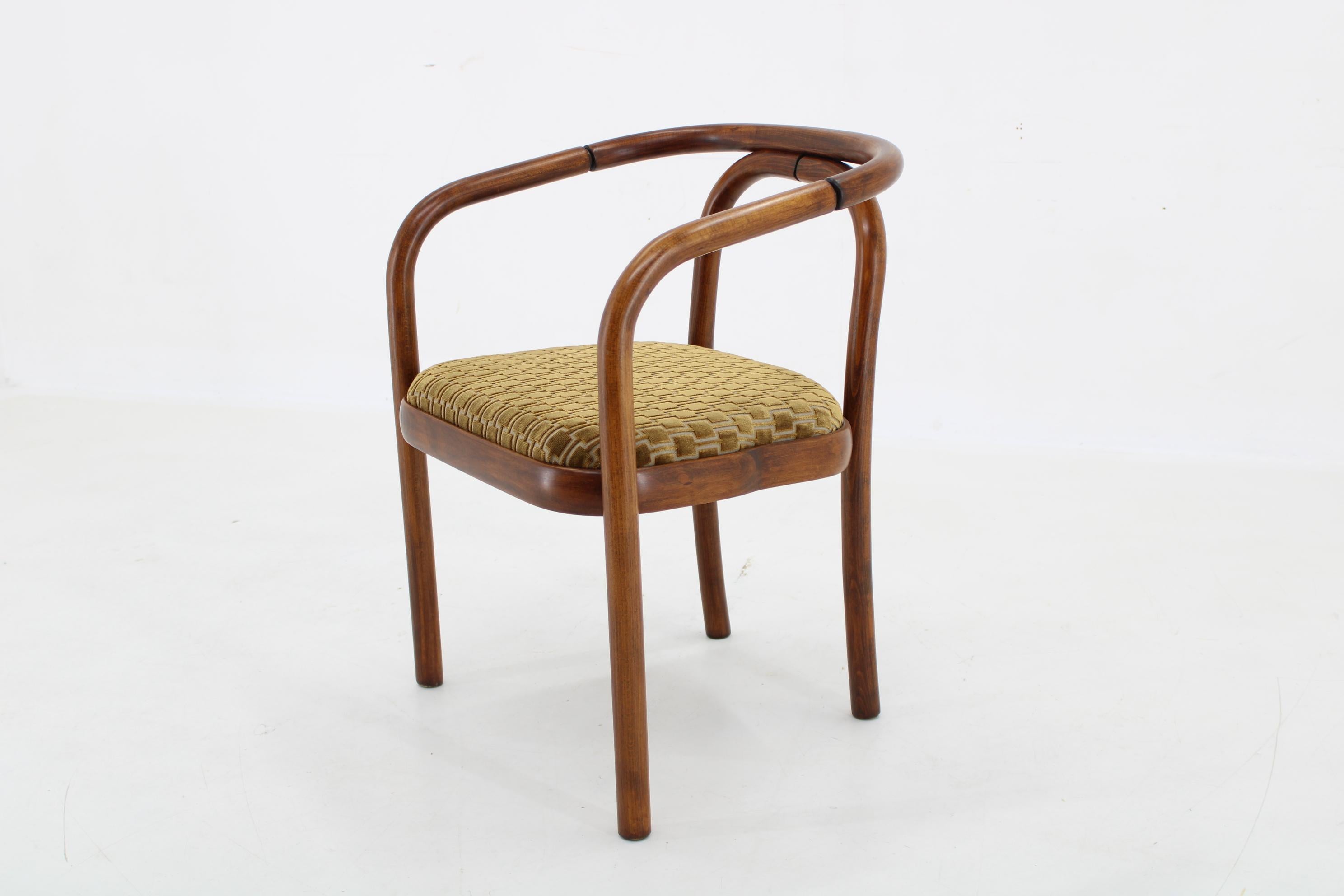 Mid-Century Modern Chaise Antonin Suman des années 1970 par TON en tissu Kirkby  en vente