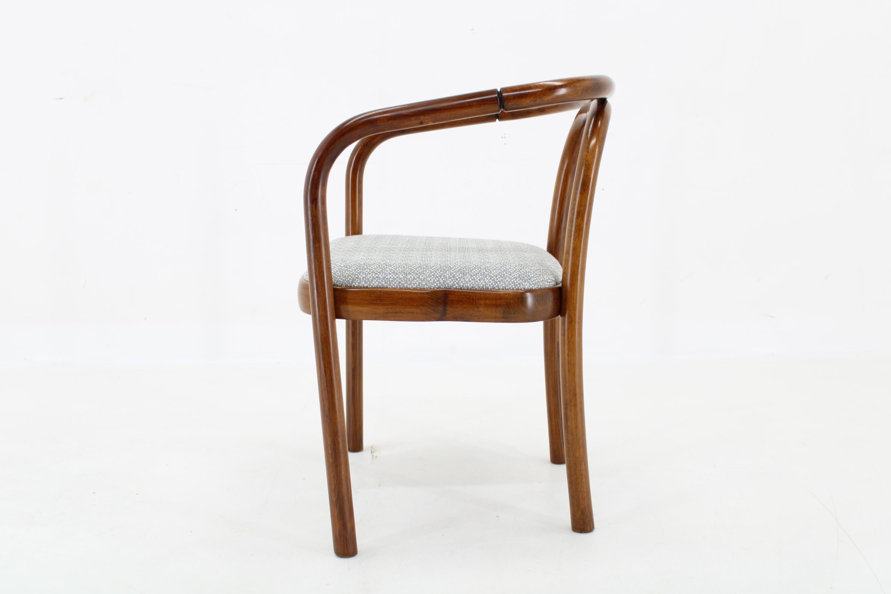 Mid-Century Modern Chaise Antonin Suman des années 1970 par TON en tissu zinc  en vente