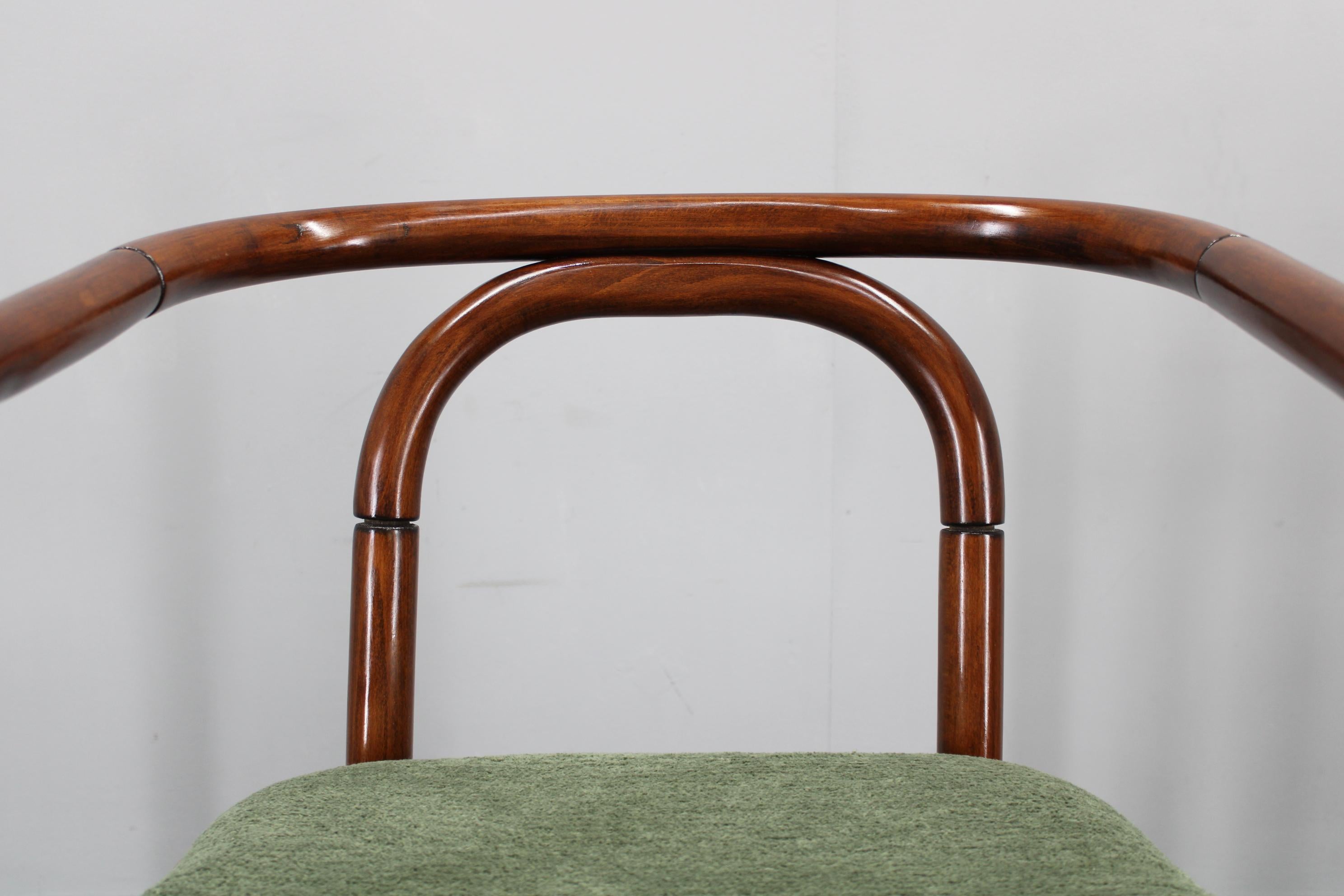 Set di sei sedie da pranzo restaurate in legno di faggio Antonin Suman degli anni '70 di Ton in vendita 4