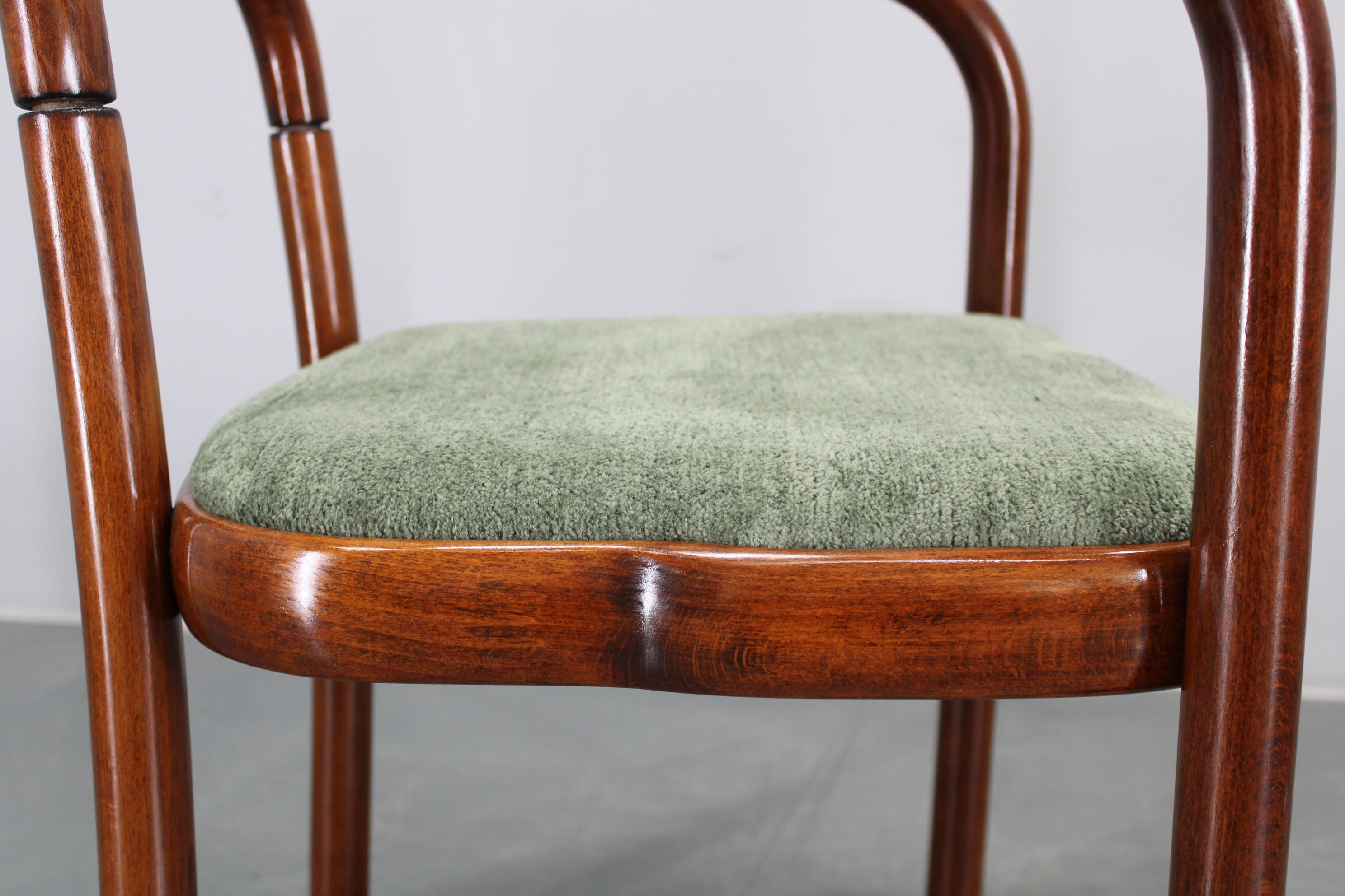 Set di sei sedie da pranzo restaurate in legno di faggio Antonin Suman degli anni '70 di Ton in vendita 6