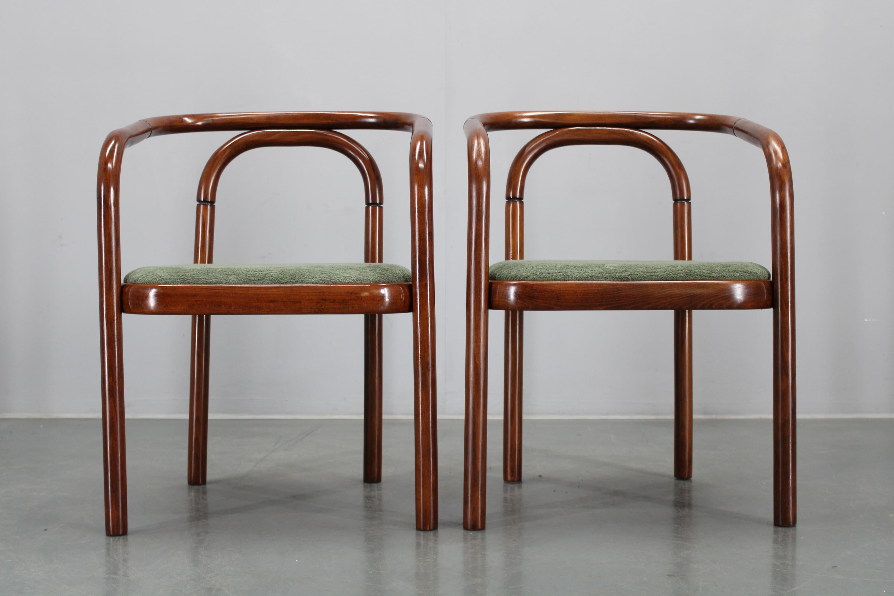 XX secolo Set di sei sedie da pranzo restaurate in legno di faggio Antonin Suman degli anni '70 di Ton in vendita