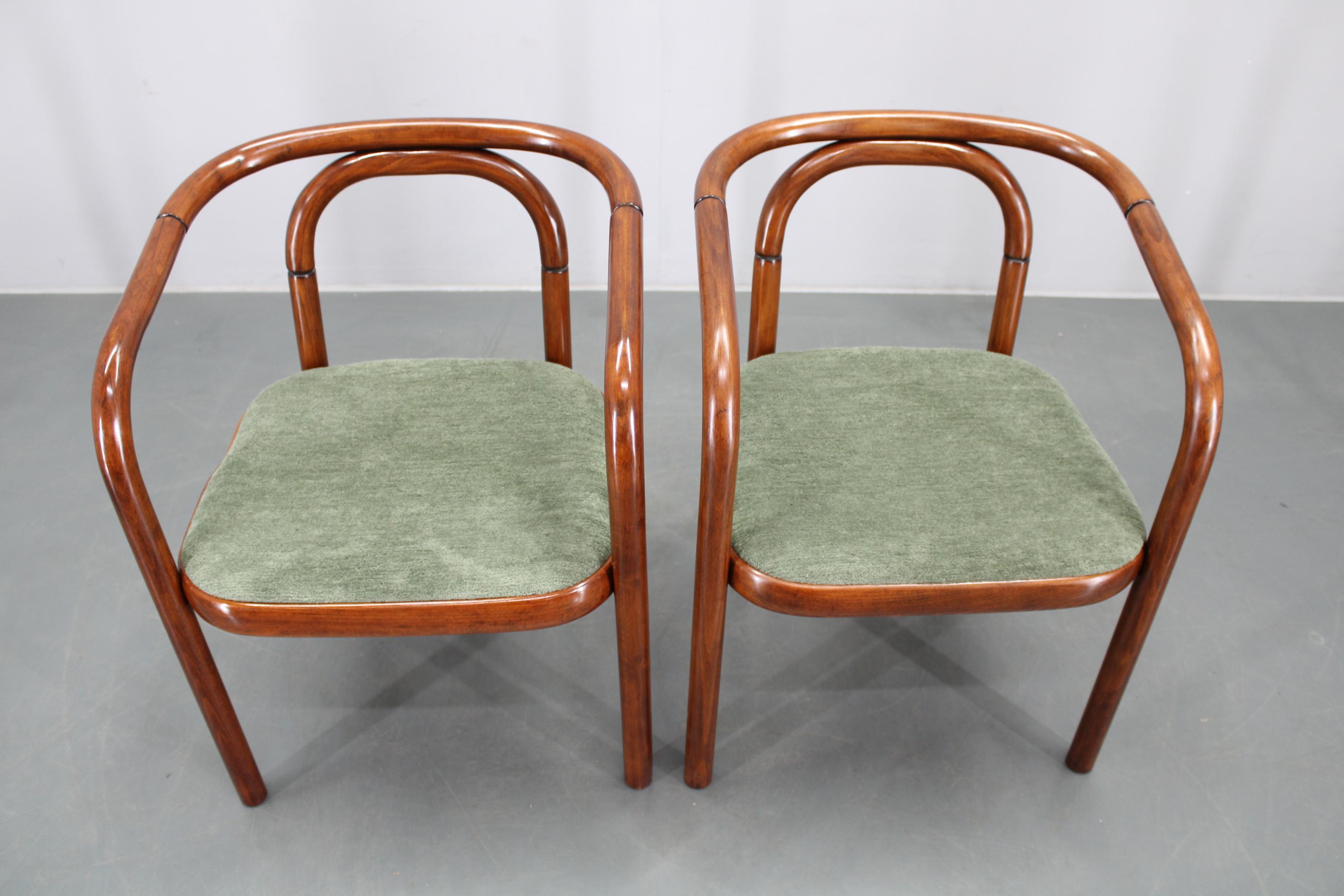 Tessuto Set di sei sedie da pranzo restaurate in legno di faggio Antonin Suman degli anni '70 di Ton in vendita