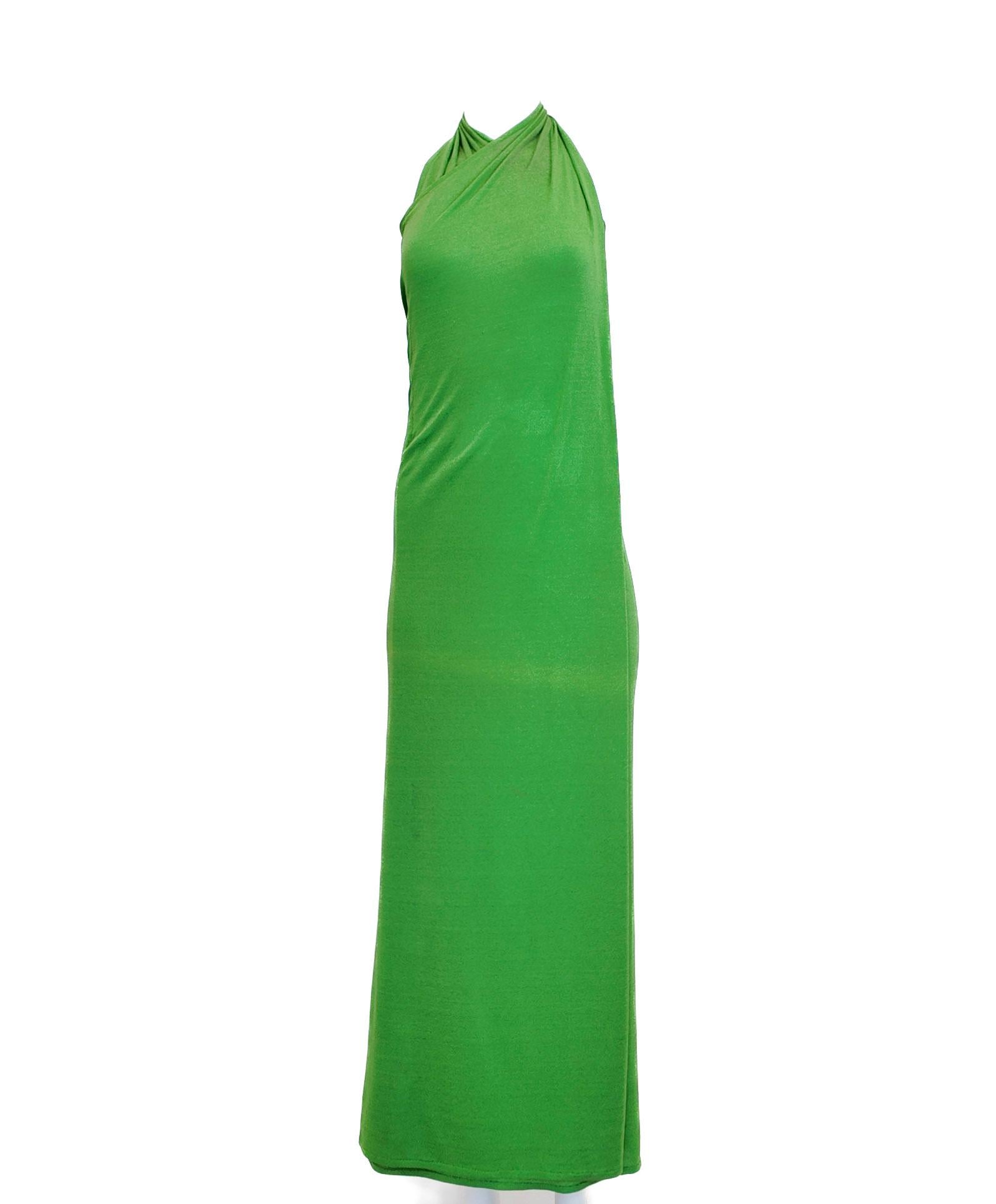 Cattura l'essenza del glamour con questo abito a portafoglio in jersey verde mela vintage degli anni '70. Fabrice in tessuto elasticizzato, offre una vestibilità personalizzabile che valorizza ogni silhouette. Il design del top a cavezza esalta