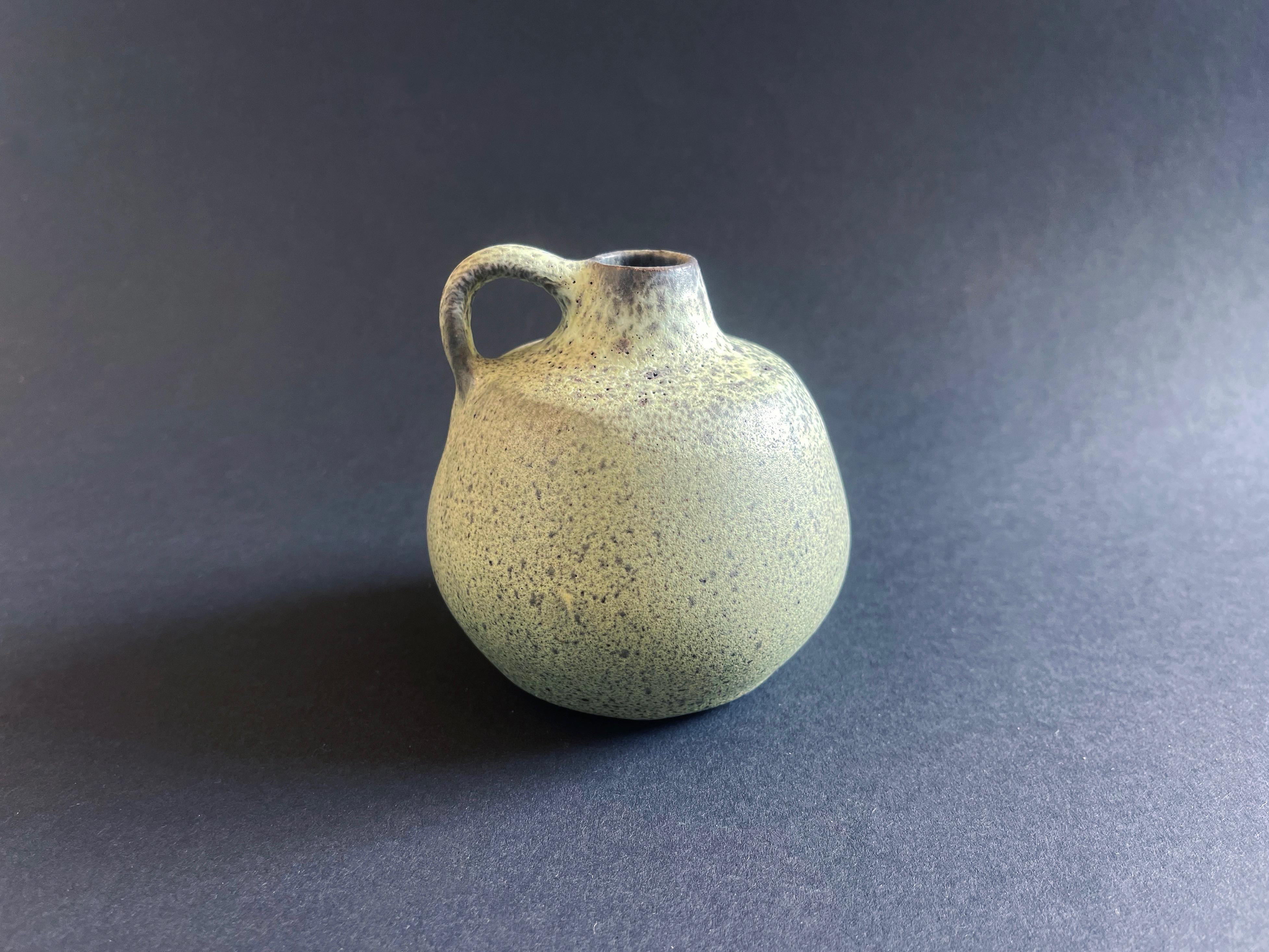 Precioso jarrón de cerámica de mediados de siglo, pequeño y de formas suaves y minimalistas.
Color verde manzana suave y vidriado burbujeante de Lava Grasa, forma minimalista, bonito estado.
Ejecutado y marcado por el estudio de arte cerámico