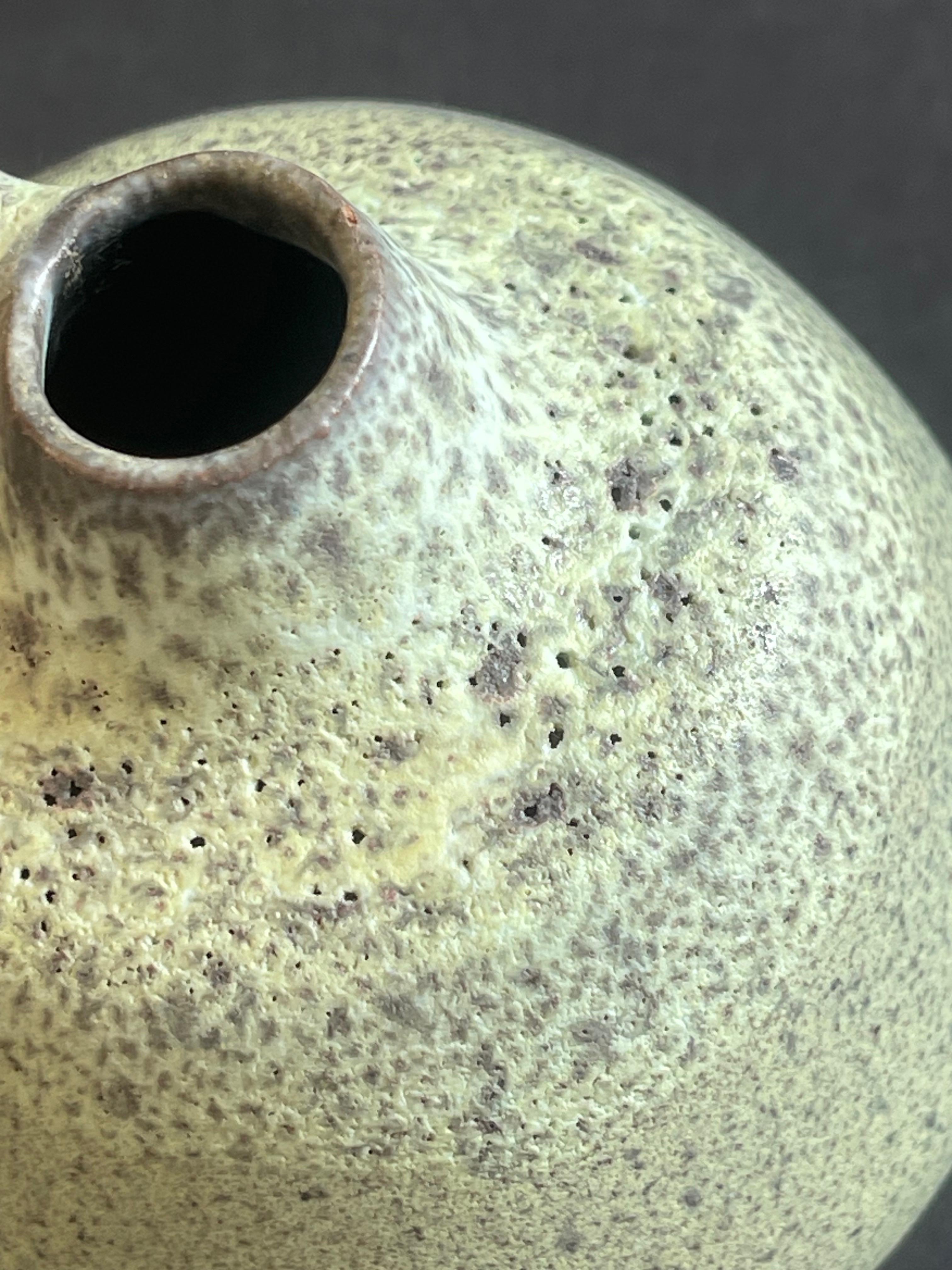 Jarrón de cerámica verde manzana Studio de Römhild Gramann Esmalte de lava grasa, Alemania, años 70 Hecho a mano en venta