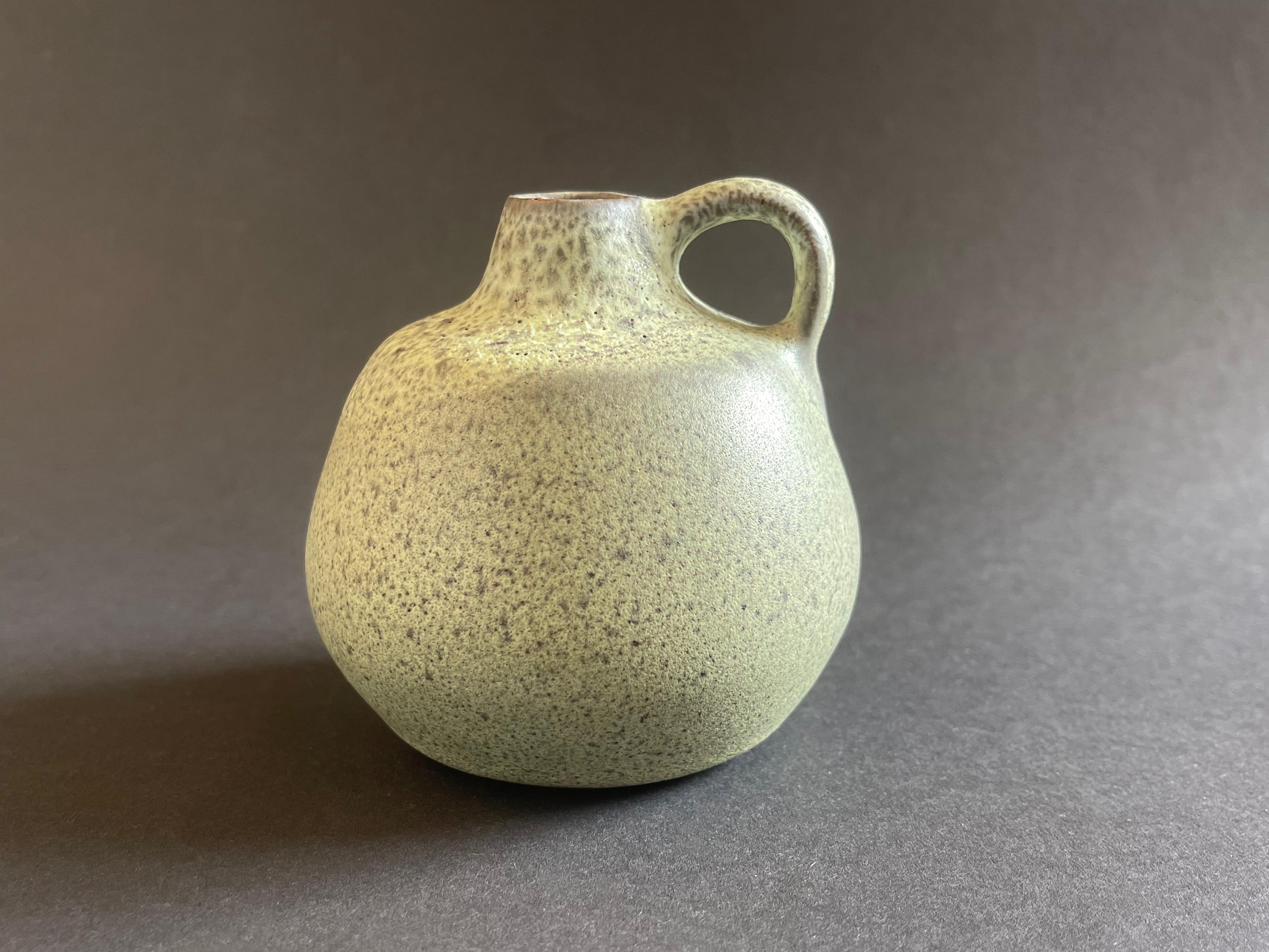 Jarrón de cerámica verde manzana Studio de Römhild Gramann Esmalte de lava grasa, Alemania, años 70 Cerámico en venta