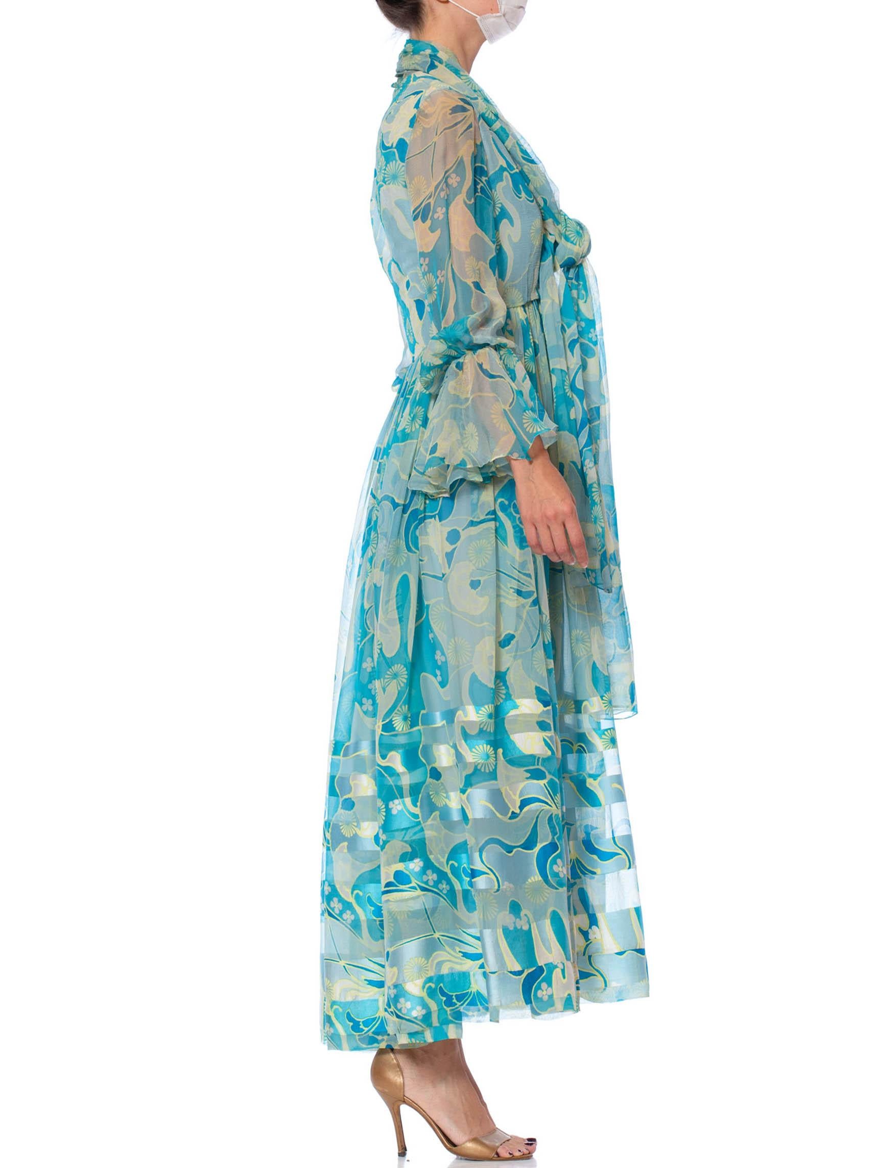 1970S Aqua Blau Floral Seide Chiffon Kleid mit angehängtem Schal 1