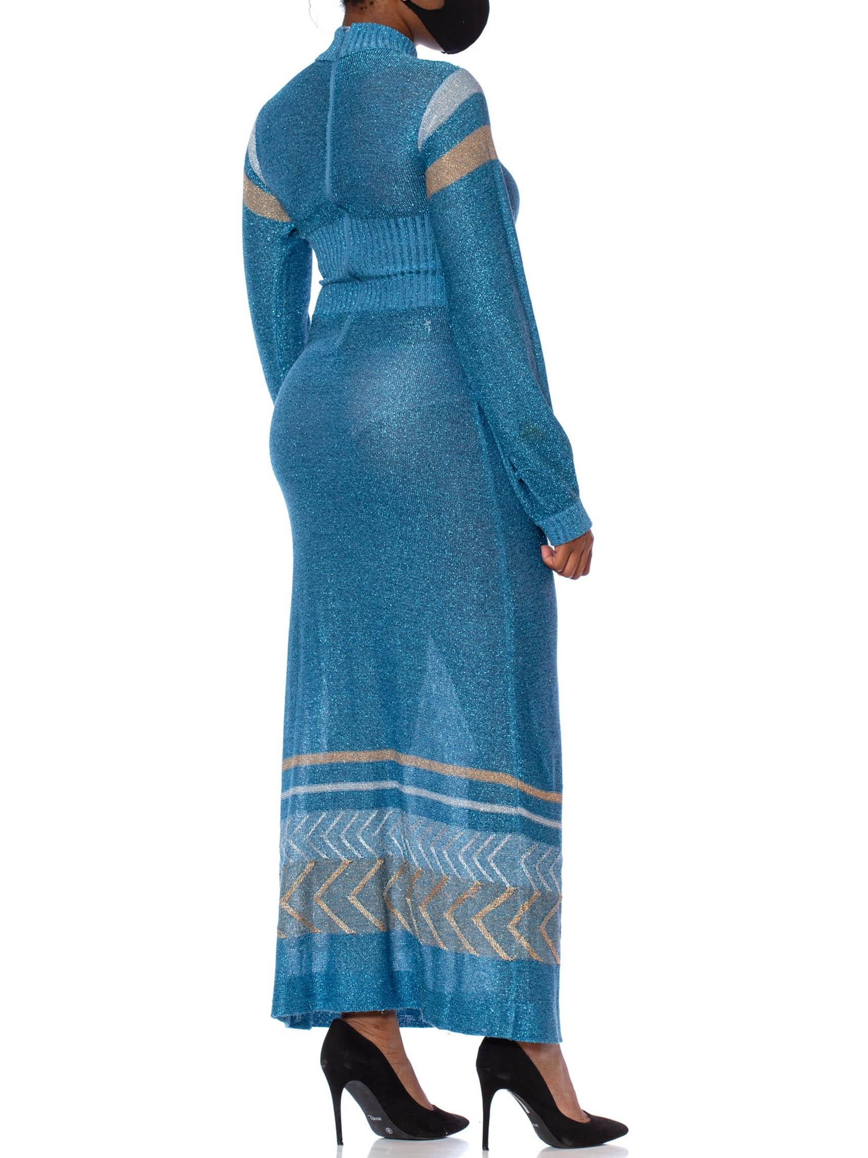 Robe longue à manches longues en tricot poly/Lurex bleu aigue-marine avec or et soie, années 1970 en vente 5