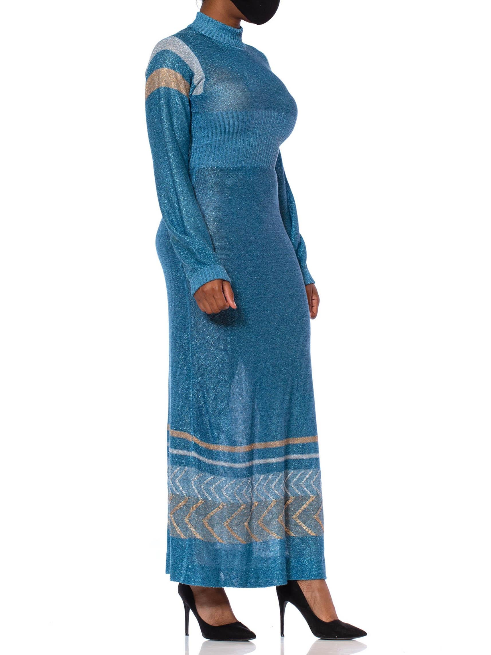 Bleu Robe longue à manches longues en tricot poly/Lurex bleu aigue-marine avec or et soie, années 1970 en vente