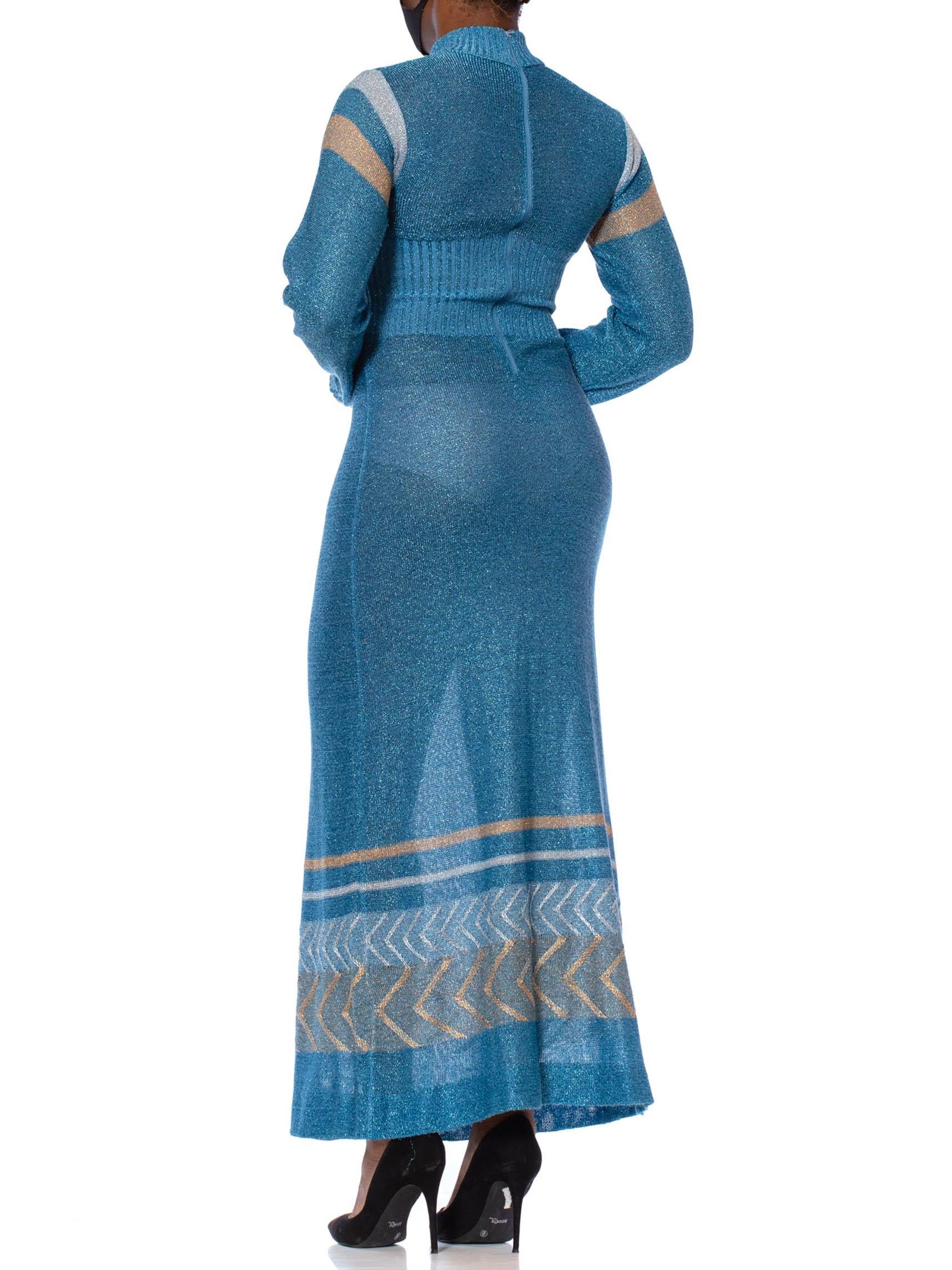 Robe longue à manches longues en tricot poly/Lurex bleu aigue-marine avec or et soie, années 1970 en vente 1