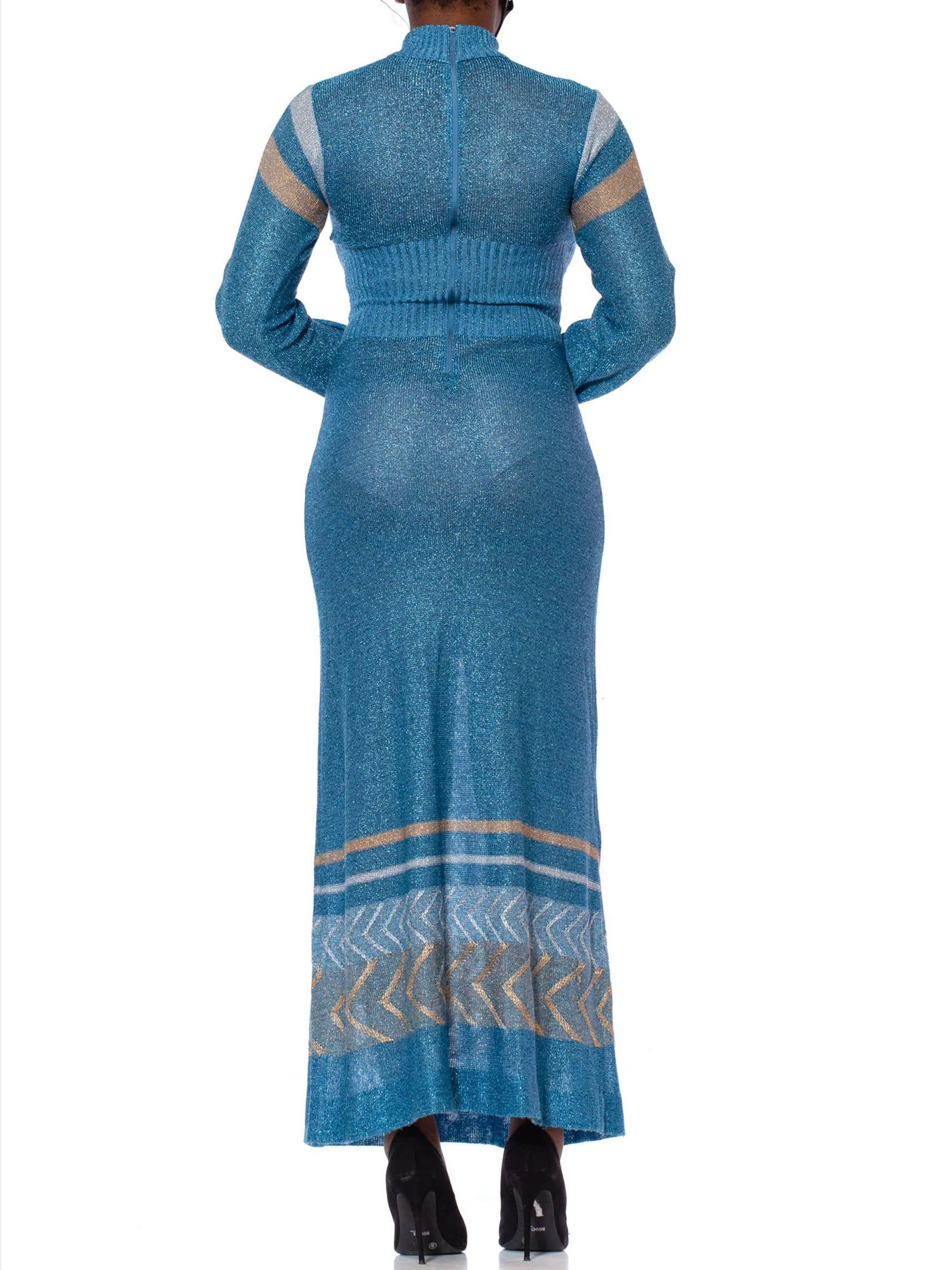 Robe longue à manches longues en tricot poly/Lurex bleu aigue-marine avec or et soie, années 1970 en vente 2