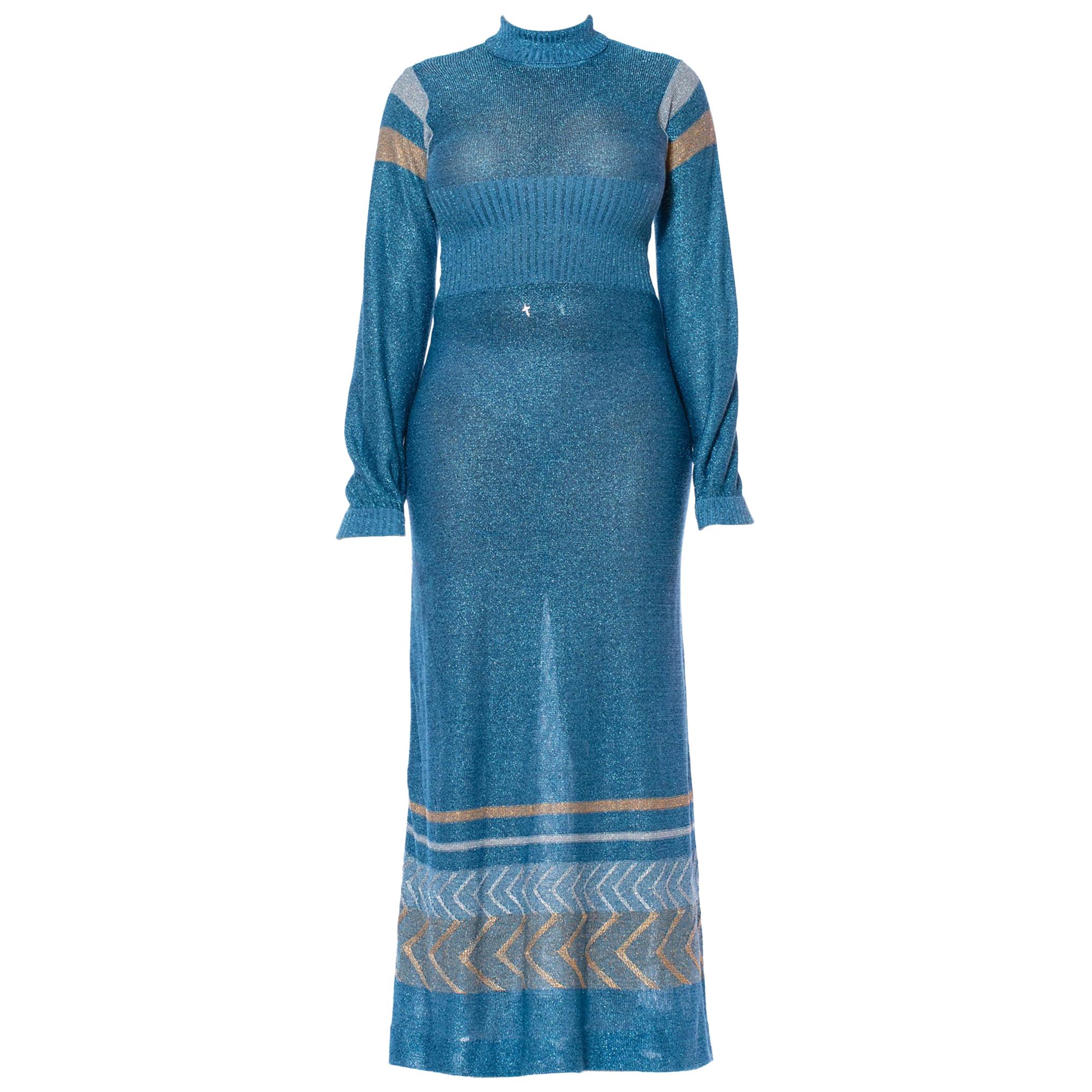 Robe longue à manches longues en tricot poly/Lurex bleu aigue-marine avec or et soie, années 1970 en vente
