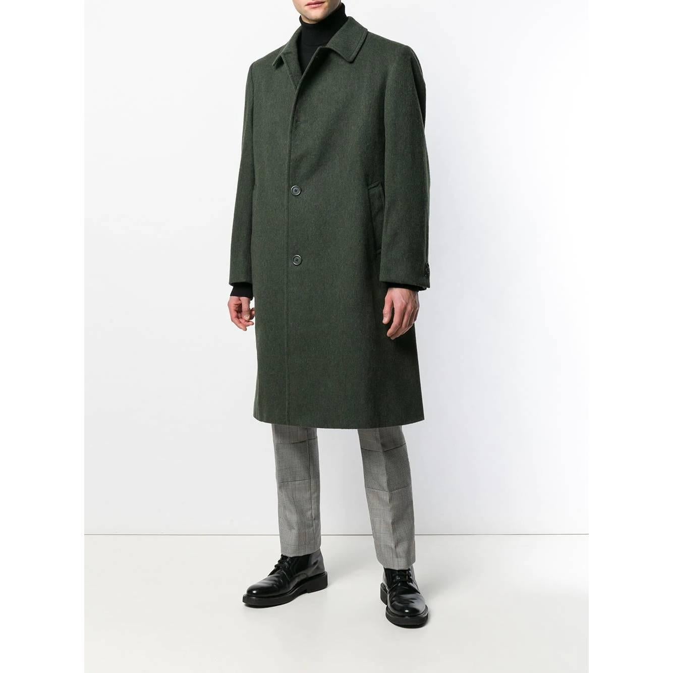 A.N.G.E.L.O. Vintage - ITALY
Aquascutum coat in green virgin wool. Classic collar, front button closure, two welt pockets and back vent. Lined interior.

Years: 70s

Made in UK

Size: M

Flat measurements
Height: 113 cm
Bust: 49 cm
Shoulder: 42