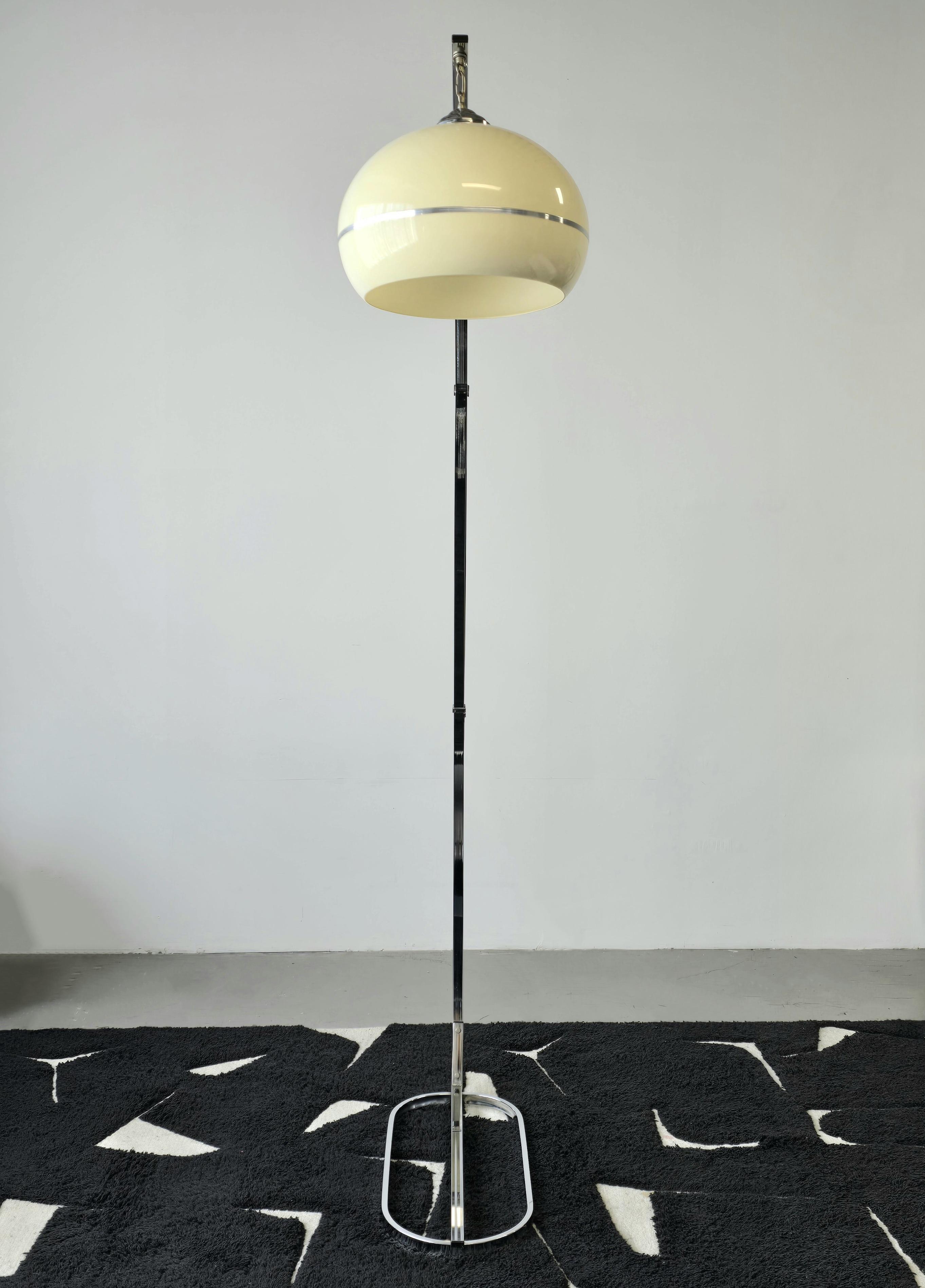 Autre Lampadaire extensible Arc chromé et acrylique des années 1970