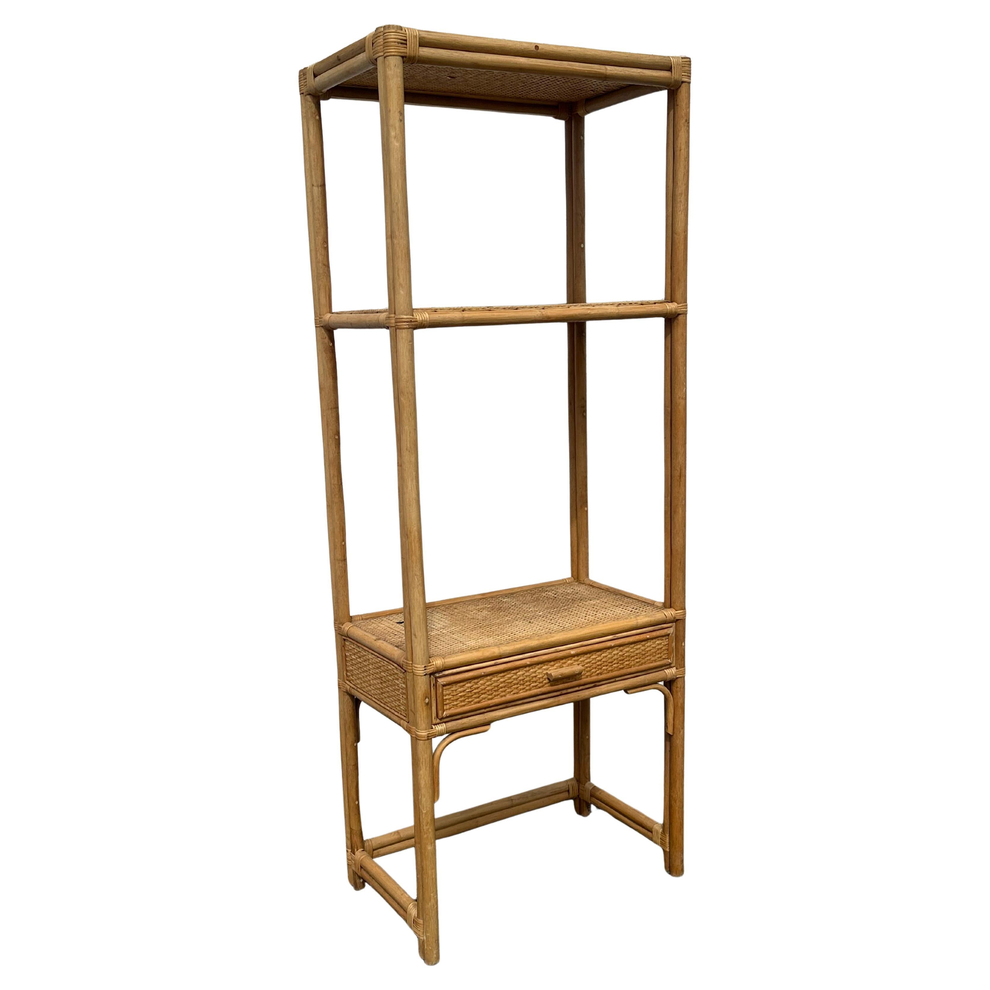 1970er Jahre Gewölbte Rattan Stock Regal Etageres im Angebot