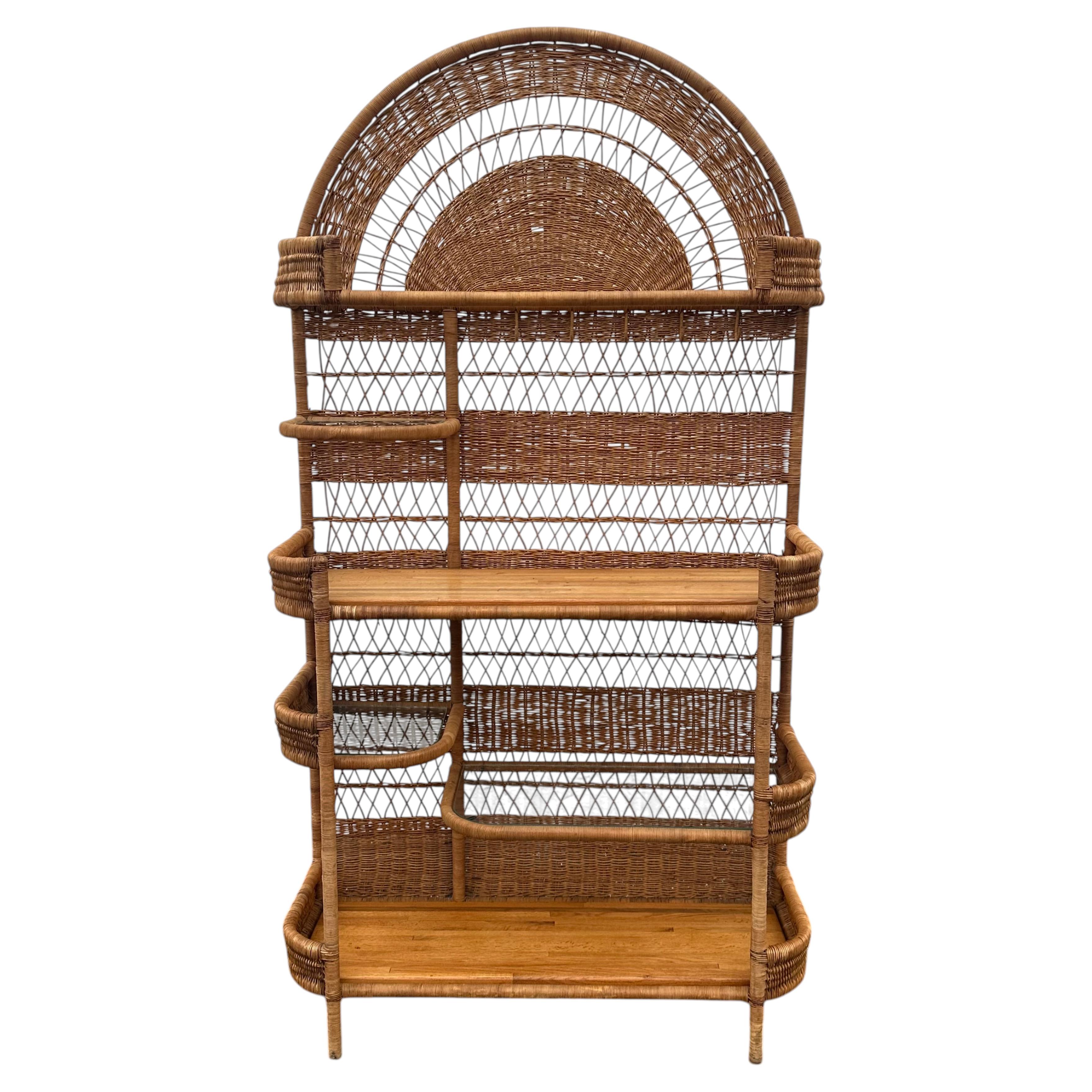 1970er Jahre gewölbt Rattan Teak Regal Bücherregal Etageres im Angebot