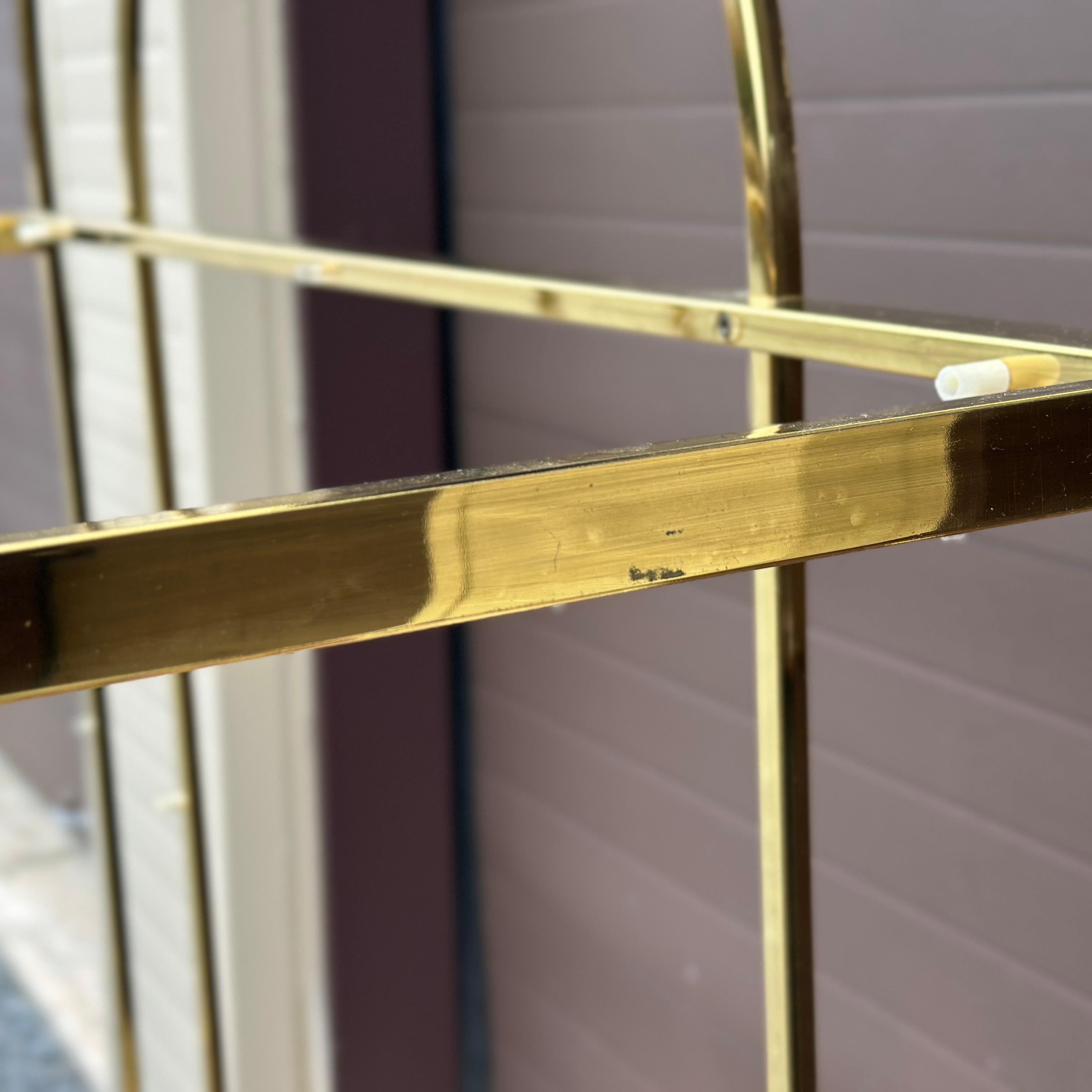 Étagère in ottone con piano ad arco degli anni '70 in vendita 3