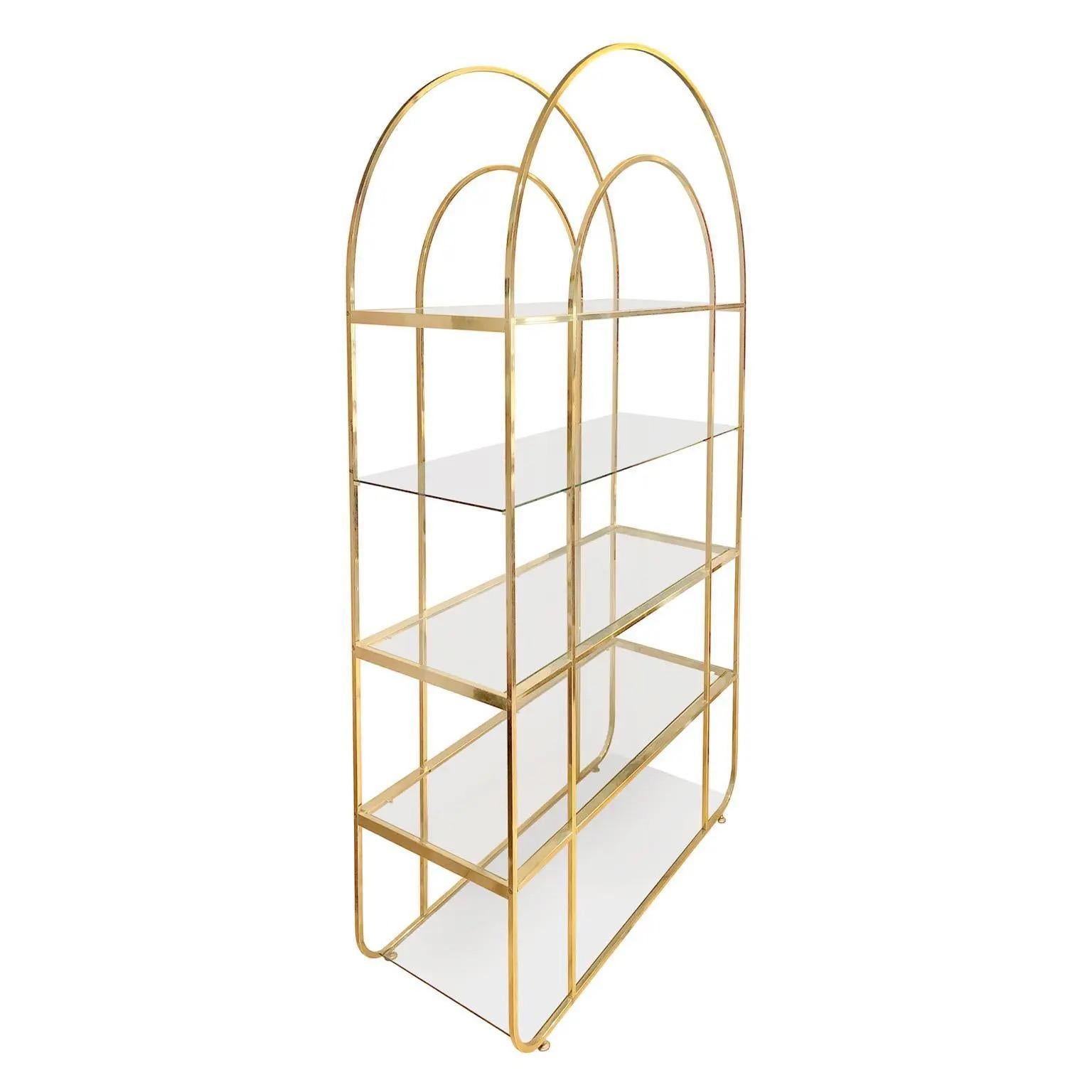 Etagère in ottone con piano ad arco e cinque ripiani in vetro, USA, anni '70.
