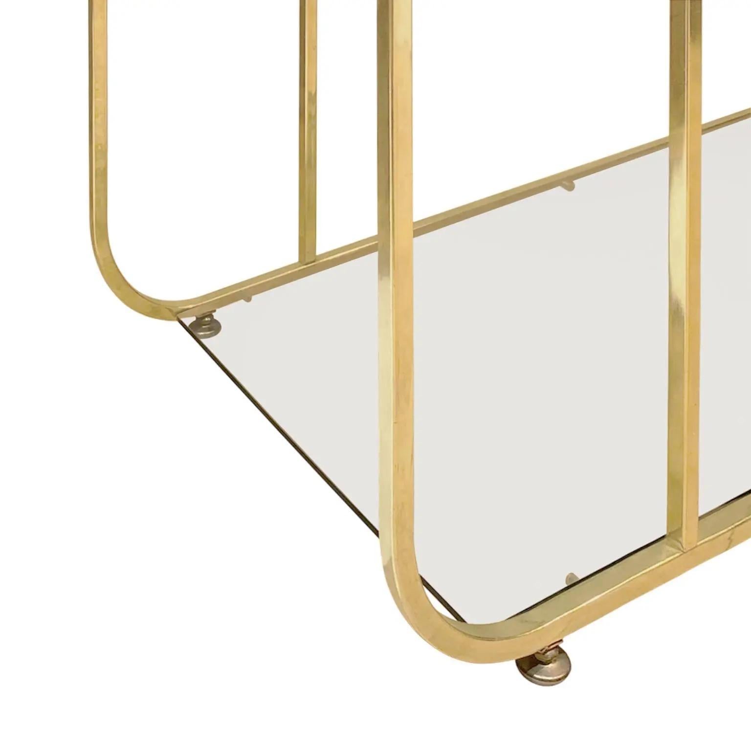 Moderno Étagère in ottone con piano ad arco degli anni '70 in vendita