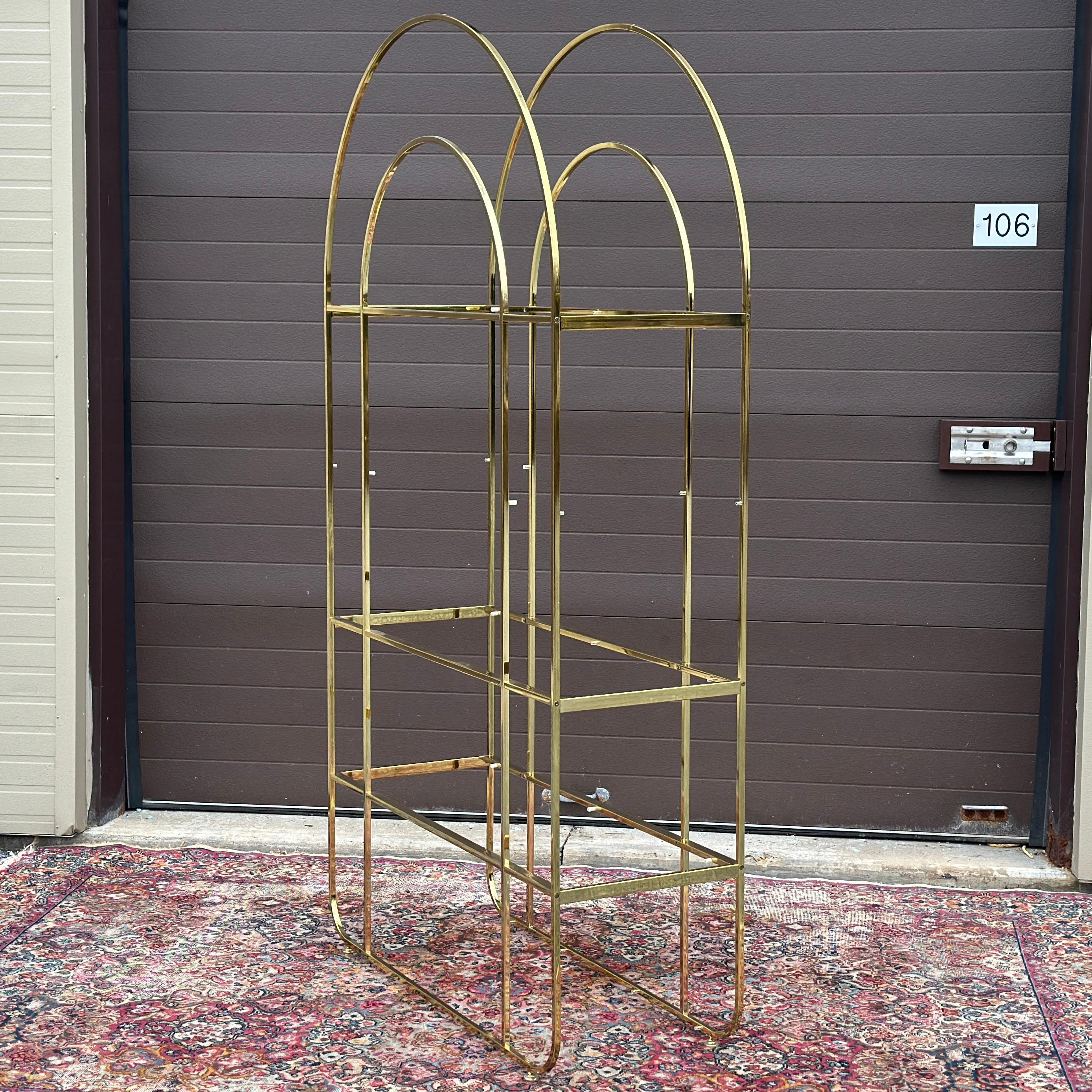 Étagère in ottone con piano ad arco degli anni '70 In condizioni buone in vendita a West Chester, PA