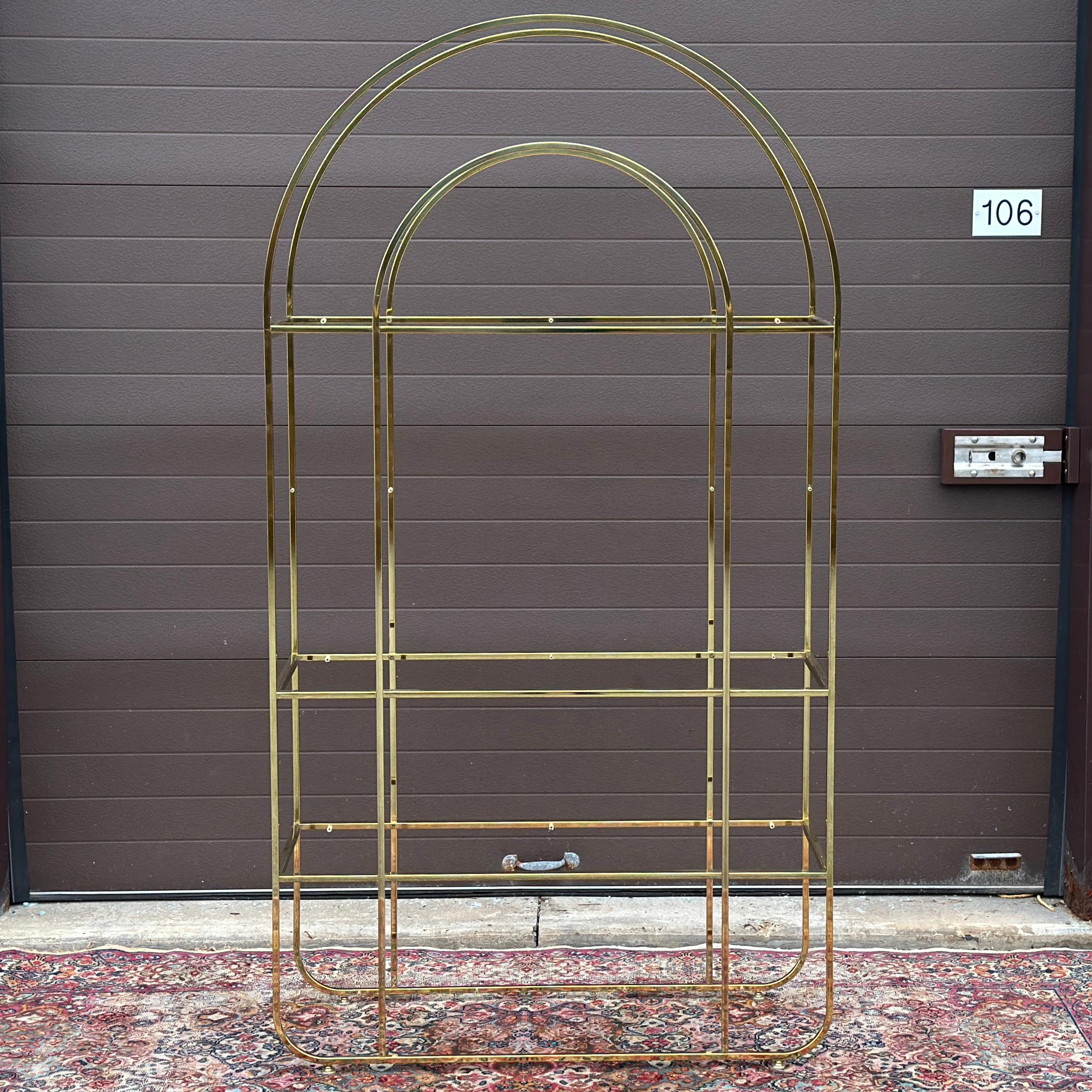 XX secolo Étagère in ottone con piano ad arco degli anni '70 in vendita