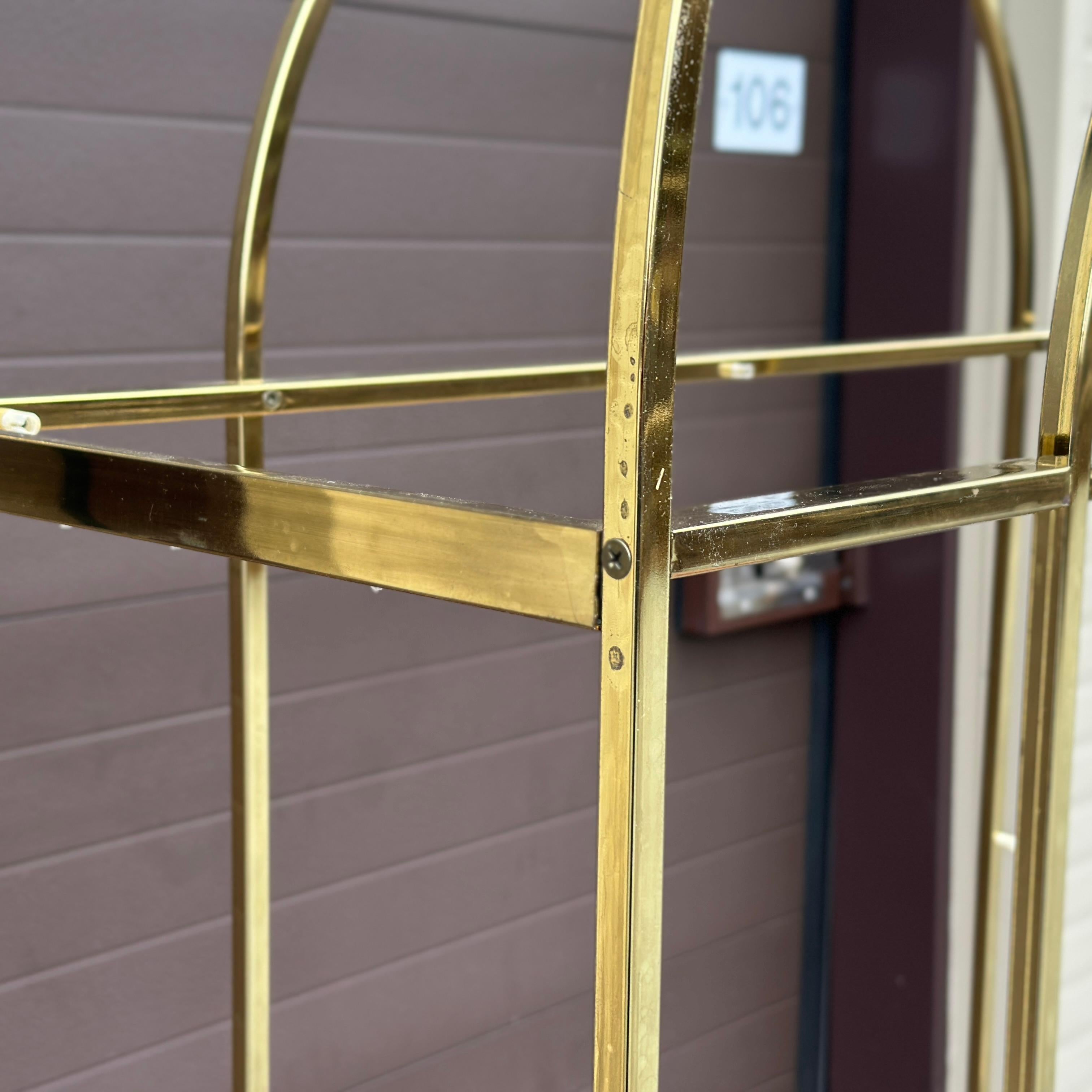 Metallo Étagère in ottone con piano ad arco degli anni '70 in vendita