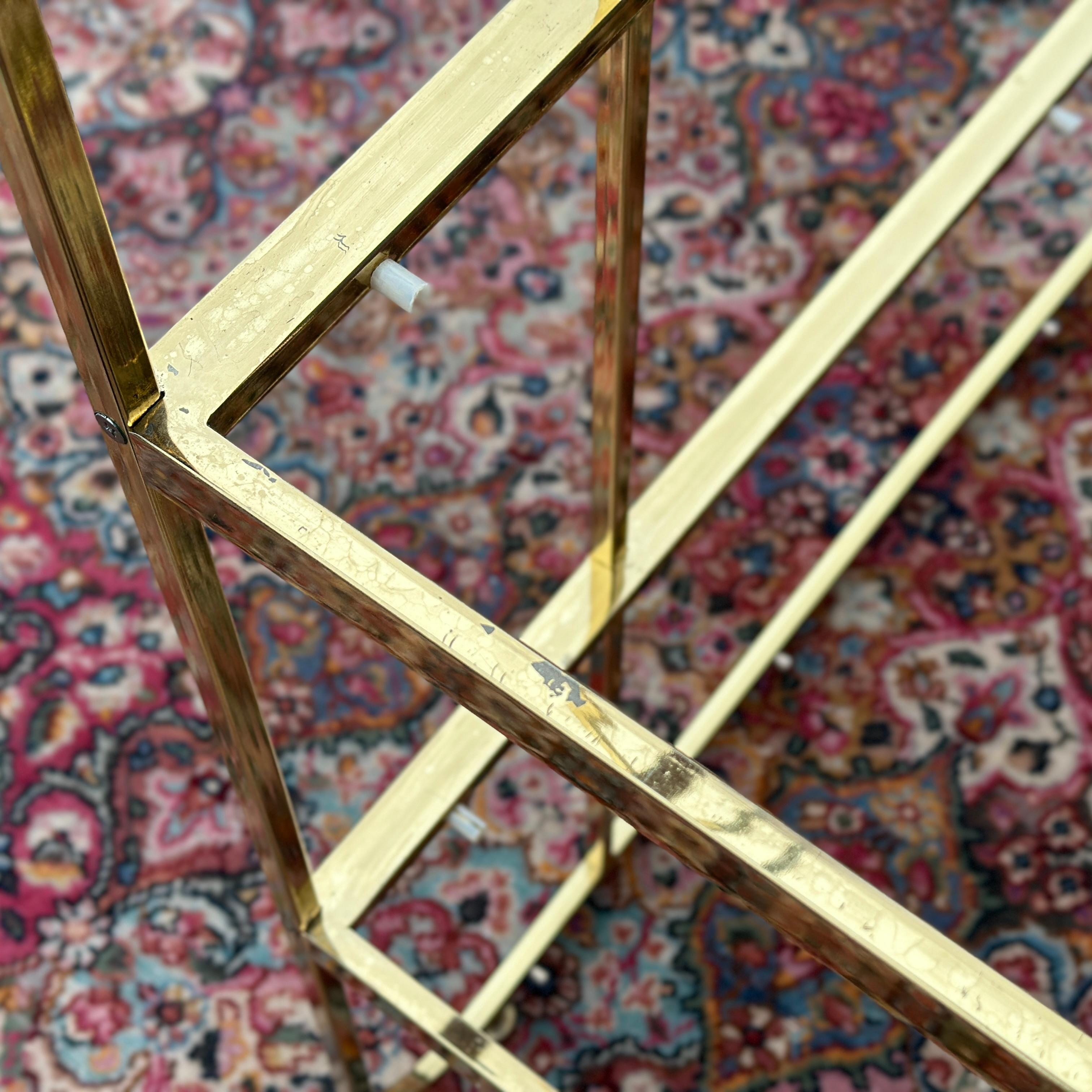 Étagère in ottone con piano ad arco degli anni '70 in vendita 1