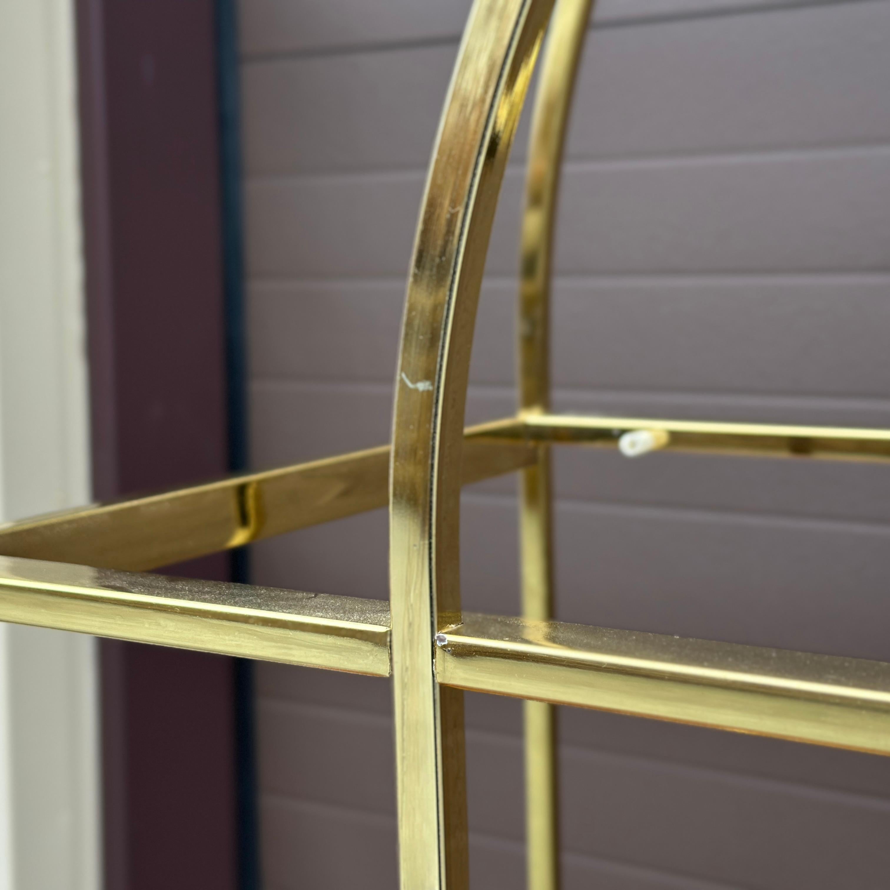 Étagère in ottone con piano ad arco degli anni '70 in vendita 2