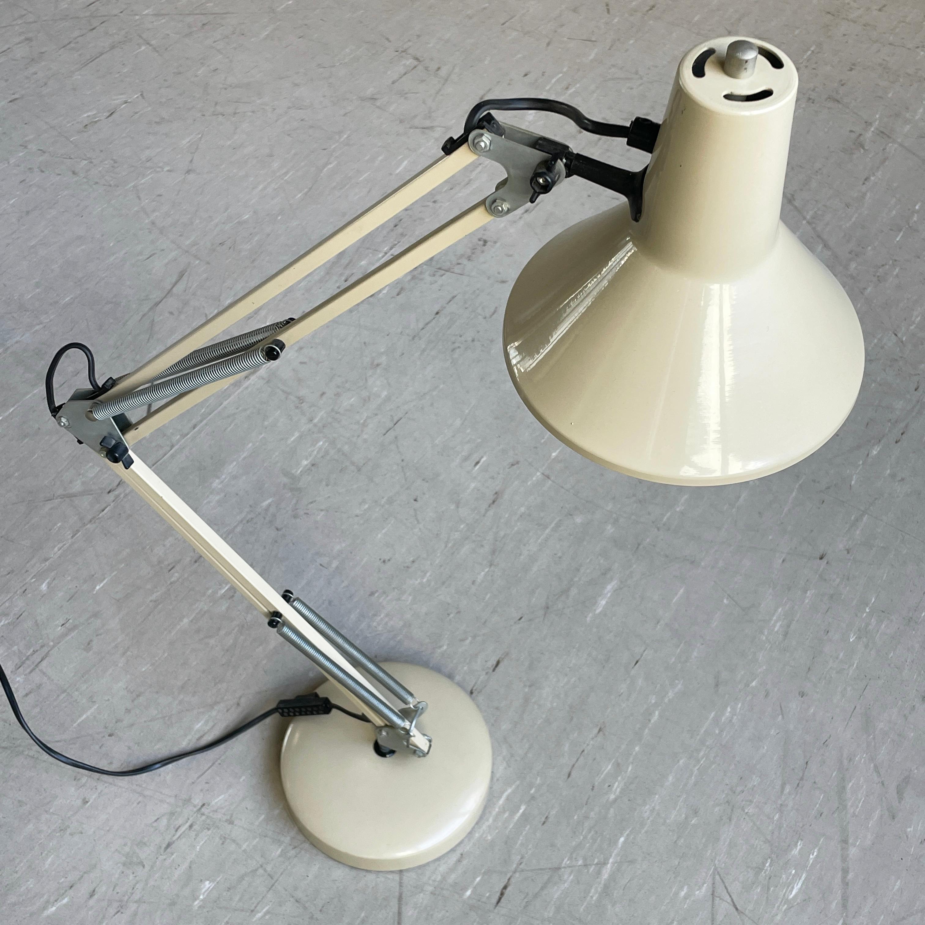 Lampe de bureau KN1 Architekt, modèle des années 1970. Max. 60W. Interrupteur marche/arrêt sur l'abat-jour, avec un interrupteur supplémentaire au milieu du câble. Prise murale suisse.
Dans une couleur beige neutre qui s'adapte facilement à la