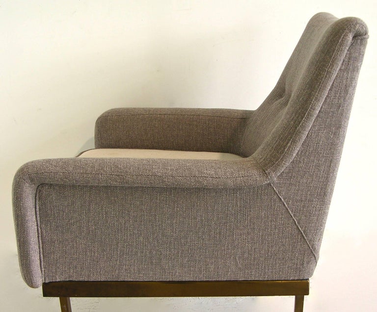 1970s Arflex Italian Brass Base Two-Tone Pepper Cream and Taupe Gray Armchair In Excellent Condition For Sale In New York, NY