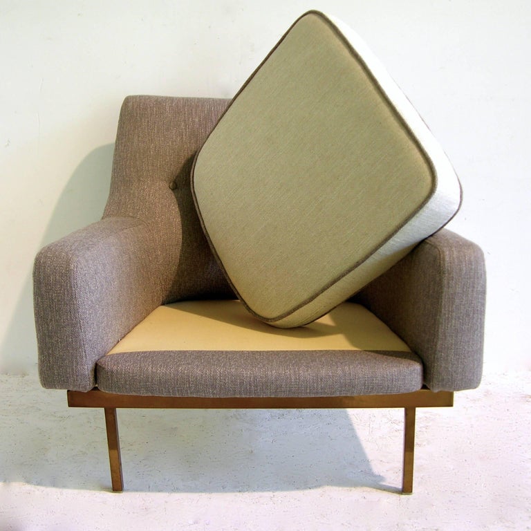 1970s Arflex Italian Brass Base Two-Tone Pepper Cream and Taupe Gray Armchair For Sale 2