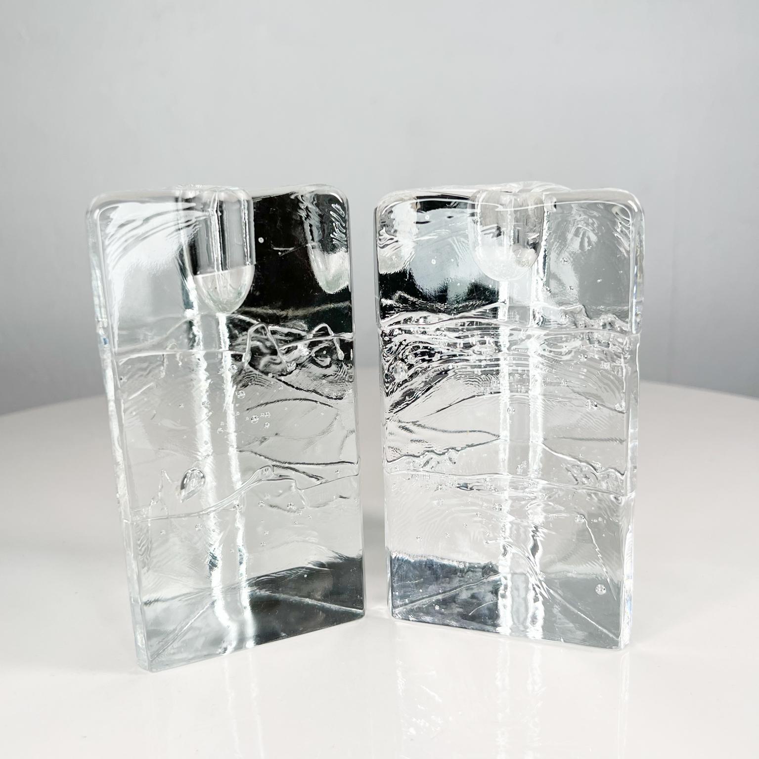 Bougeoirs Icicle en verre Arkipelago des années 1970 Timo Sarpaneva Iittala Finlande.
Cette paire triangulaire de bougeoirs en verre moulé fait partie de la ligne Arkipelago, conçue par Timo Sarpaneva et produite par la société finlandaise Iittala.