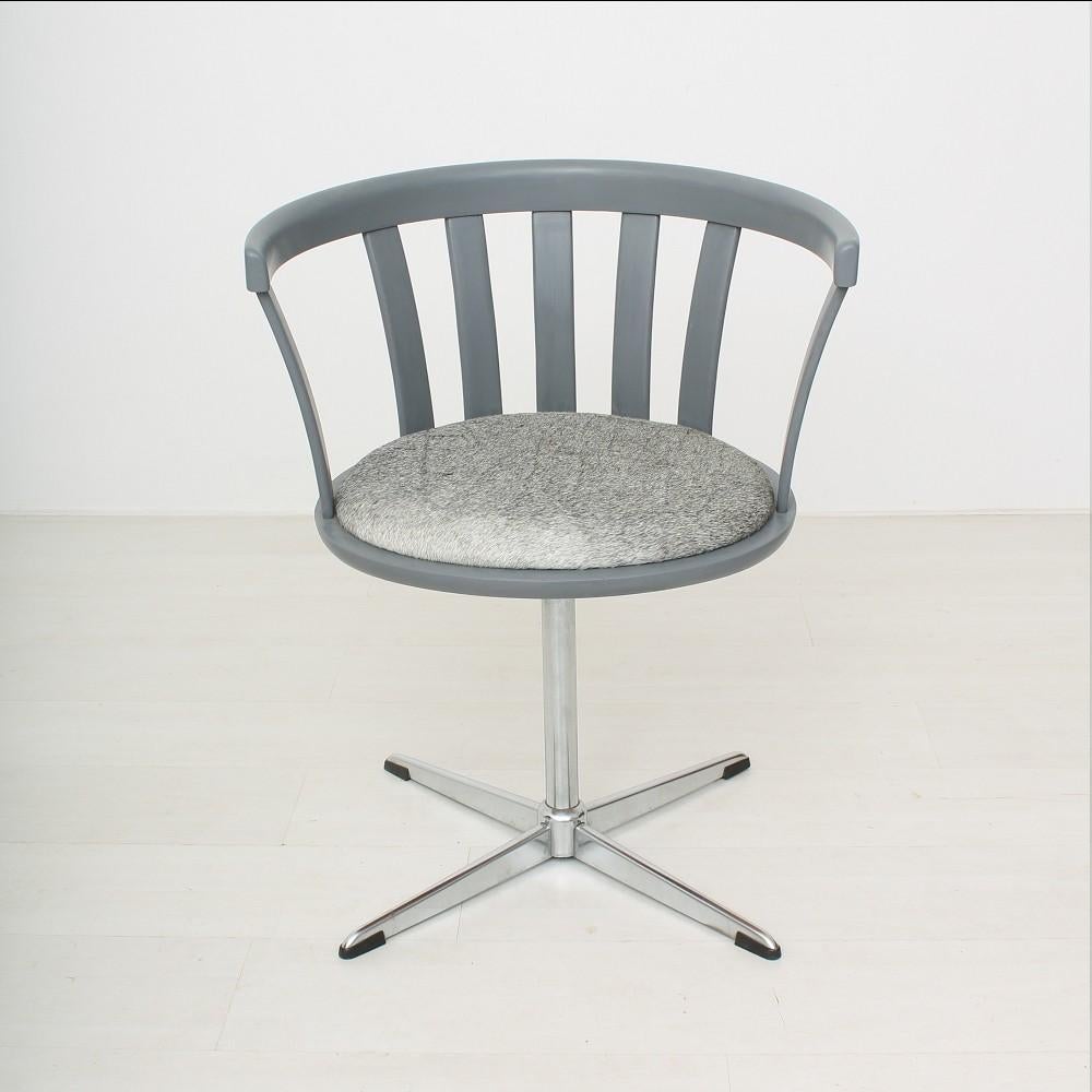 Rotatable
Chrome base
Upholstered with leather.