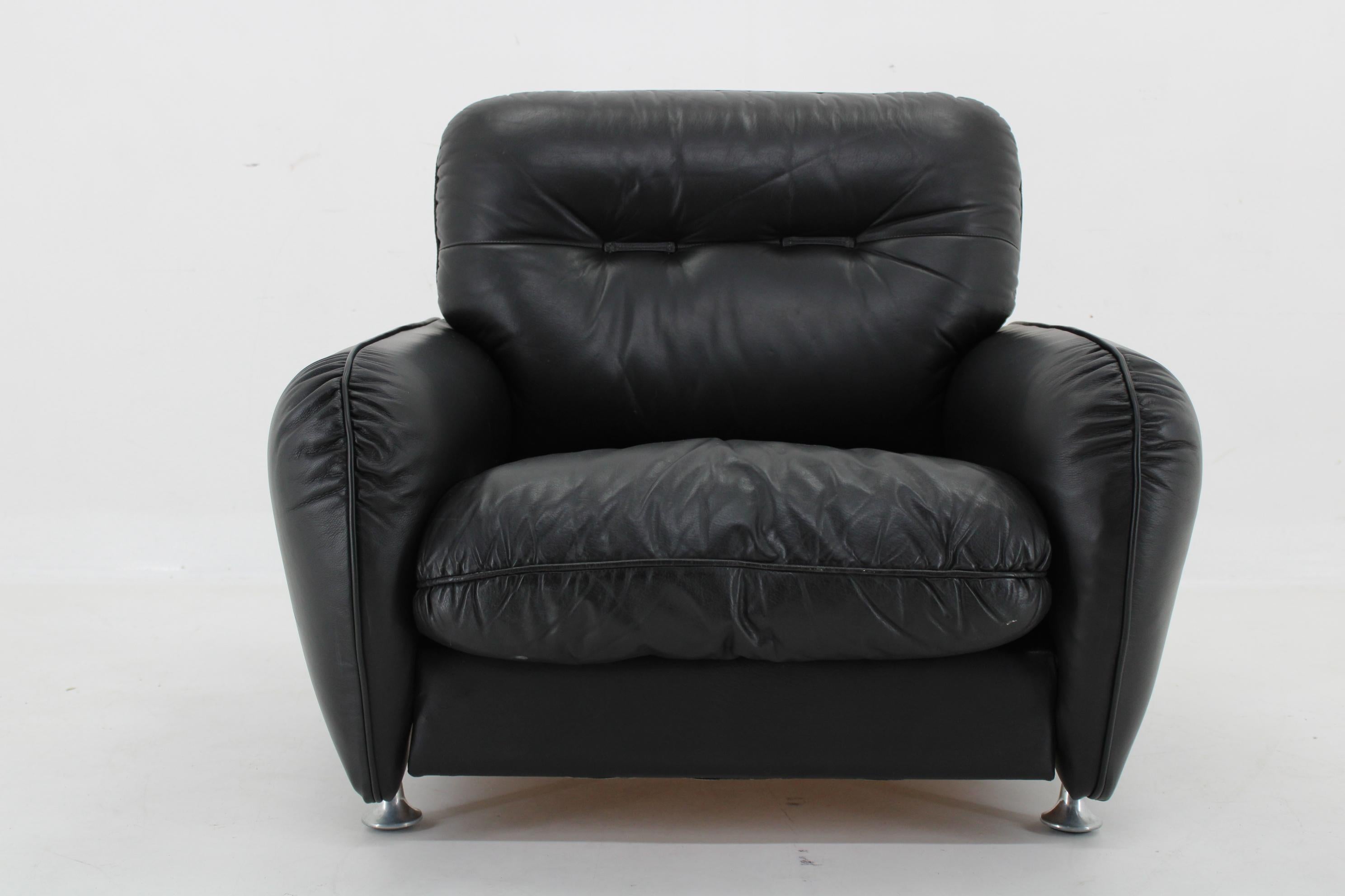 1970er Sessel aus schwarzem Leder, Italien (Italienisch) im Angebot