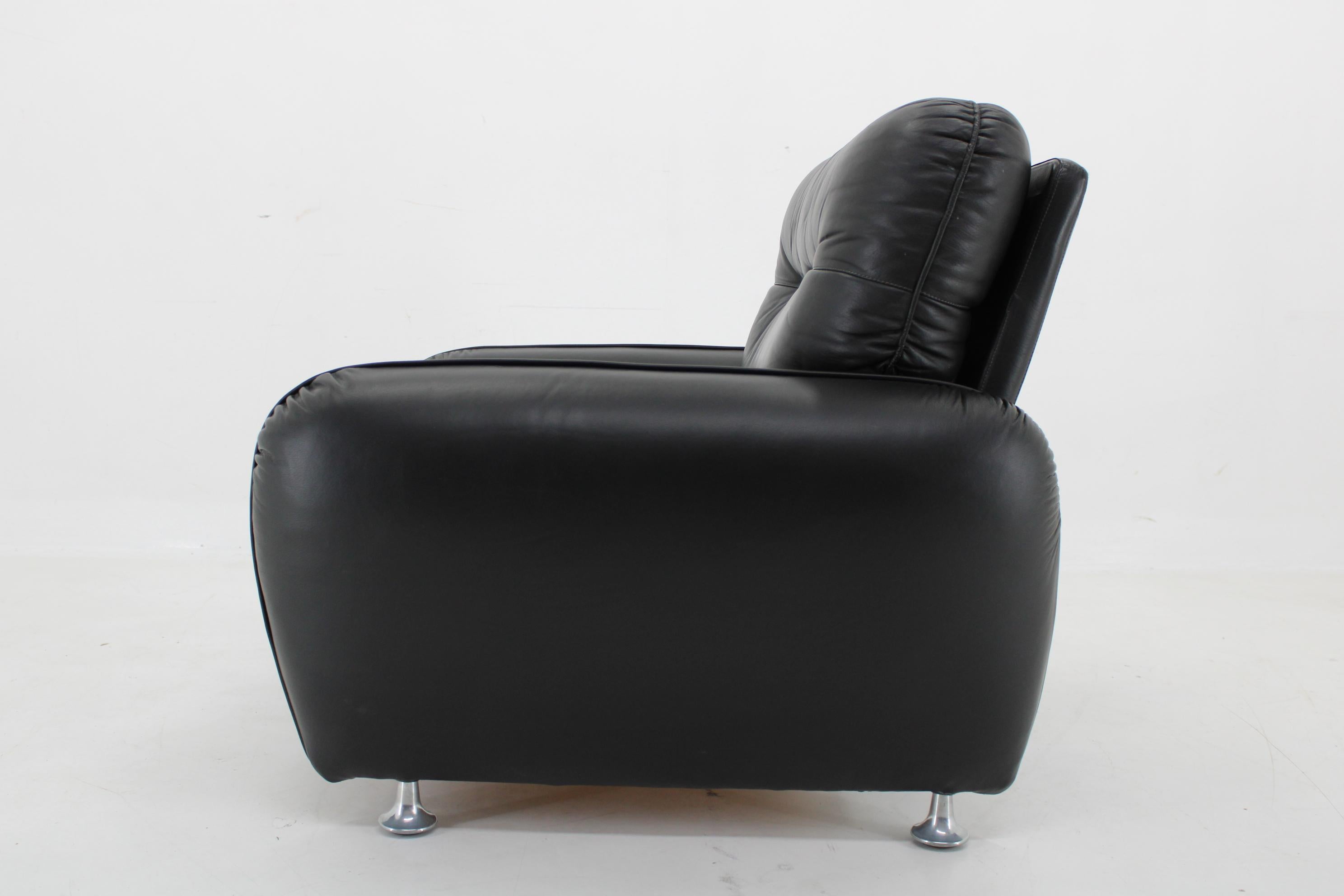 1970er Sessel aus schwarzem Leder, Italien im Zustand „Gut“ im Angebot in Praha, CZ