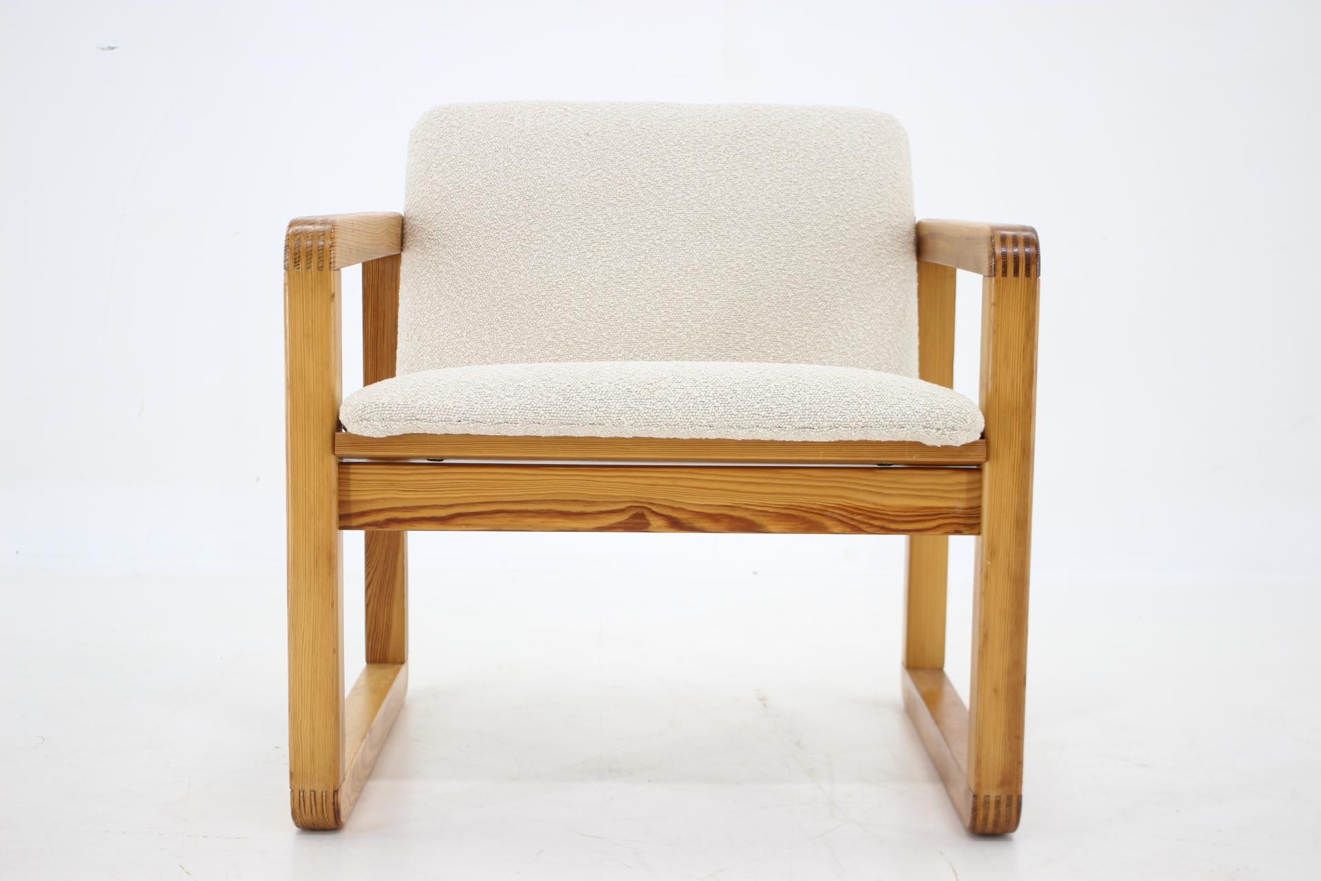 - Newly upholstered in boucle fabric
- carefully refurbished 
- Made of pine wood 
- Made in Czechoslovakia.