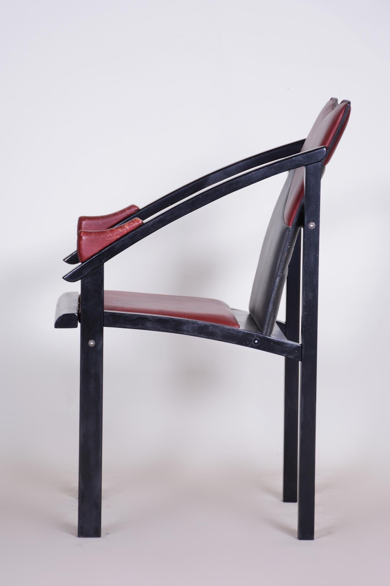 Cuir Fauteuil fabriqué en Europe, fabriqué à partir de bois laqué et de cuir, original des années 1970 en vente