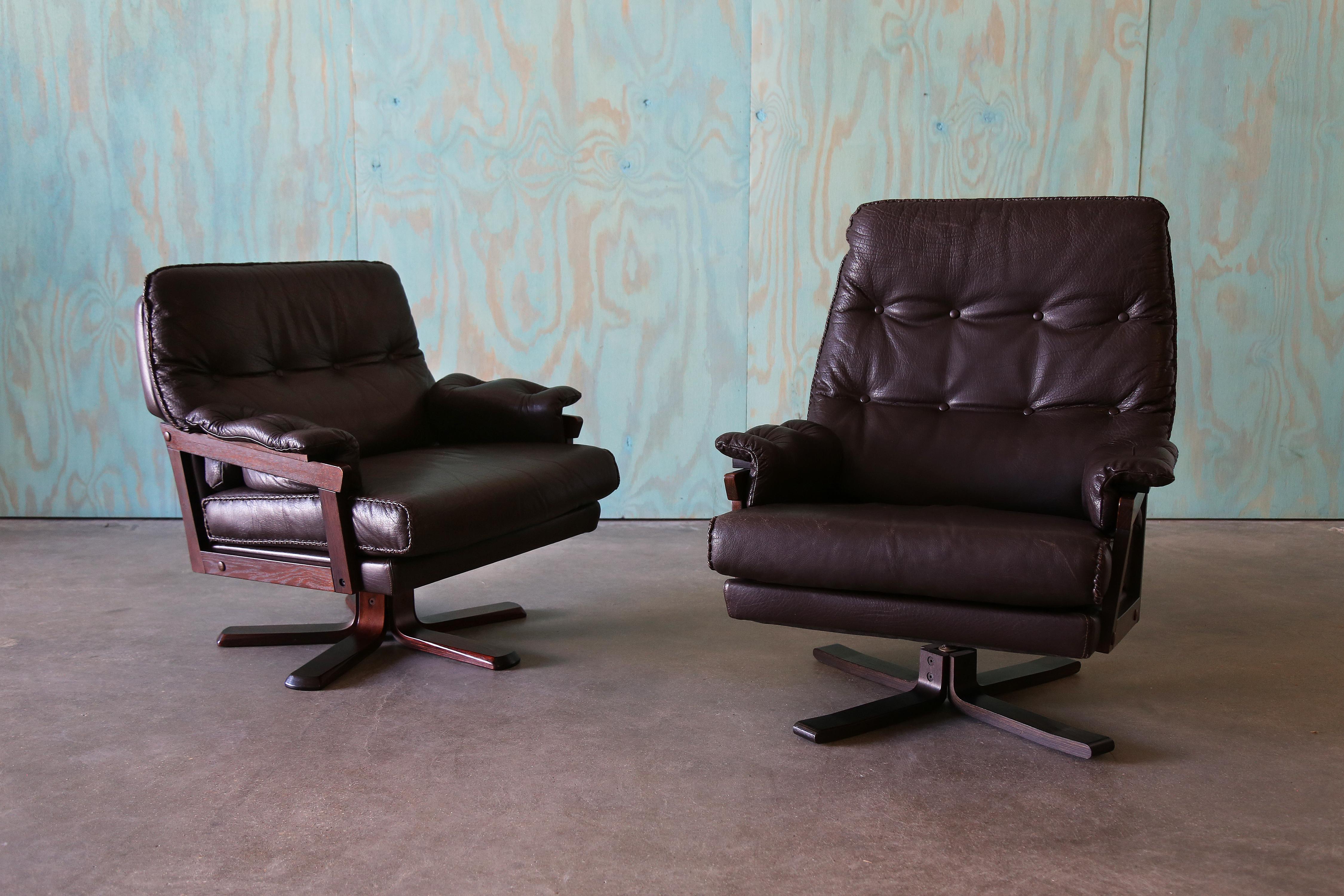 Mid-Century moderno 1970 Arne Norrell Coppia di sedie girevoli con piedistallo in pelle cucite in vendita