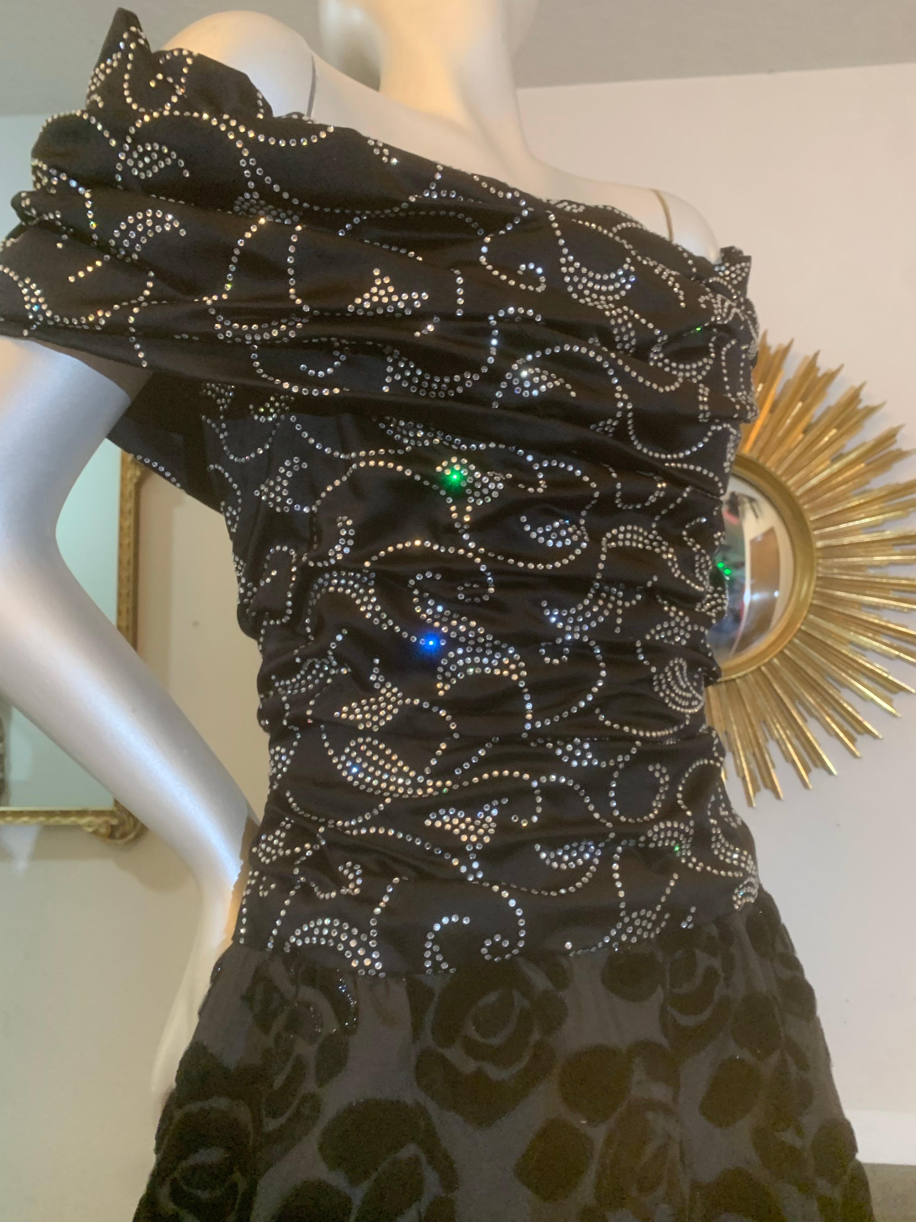 Abito anni '70 di Arnold Scaasi con gonna a campana in velluto impreziosita da strass e fuori spalla in vendita 5
