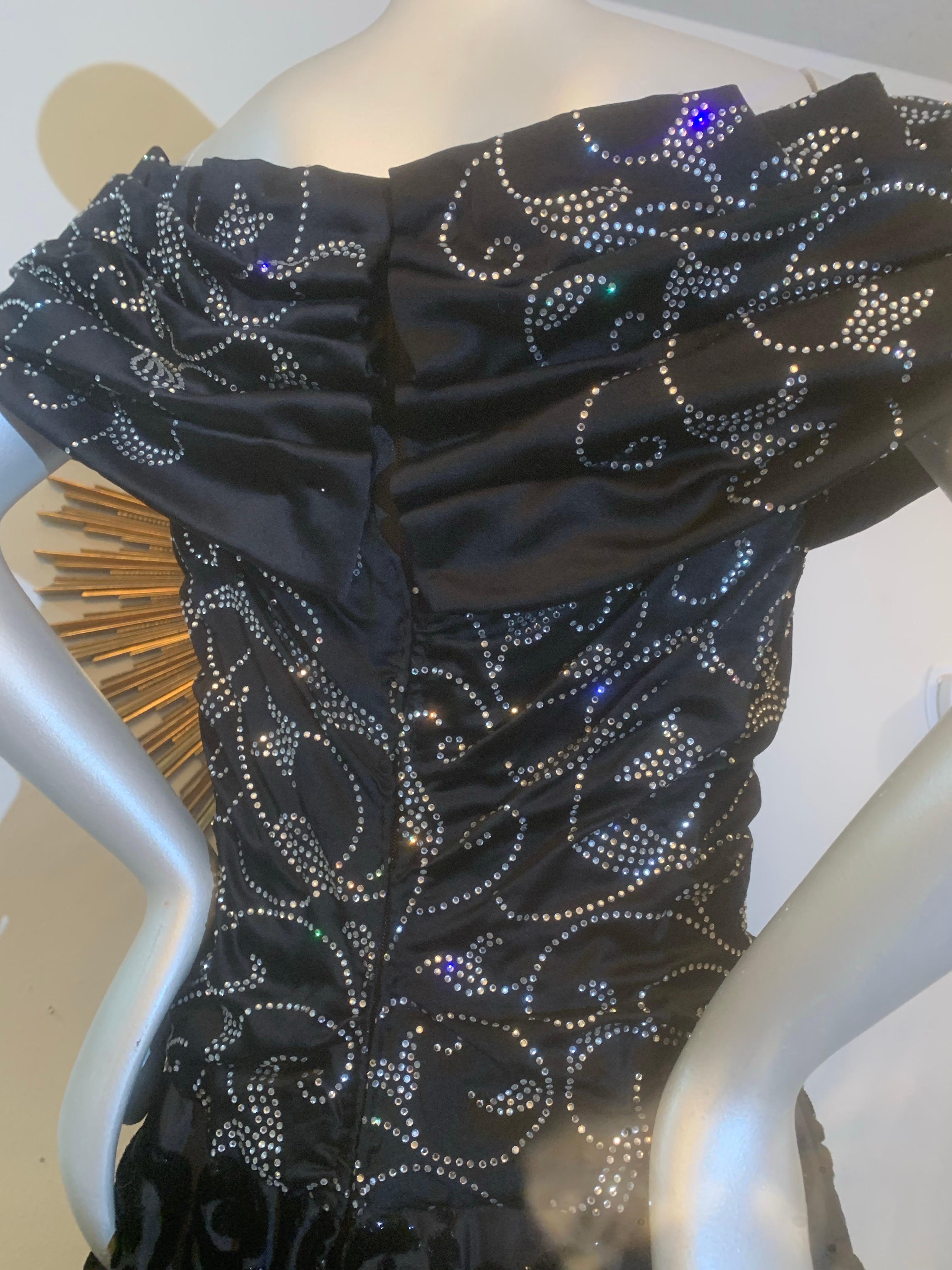 Abito anni '70 di Arnold Scaasi con gonna a campana in velluto impreziosita da strass e fuori spalla in vendita 6
