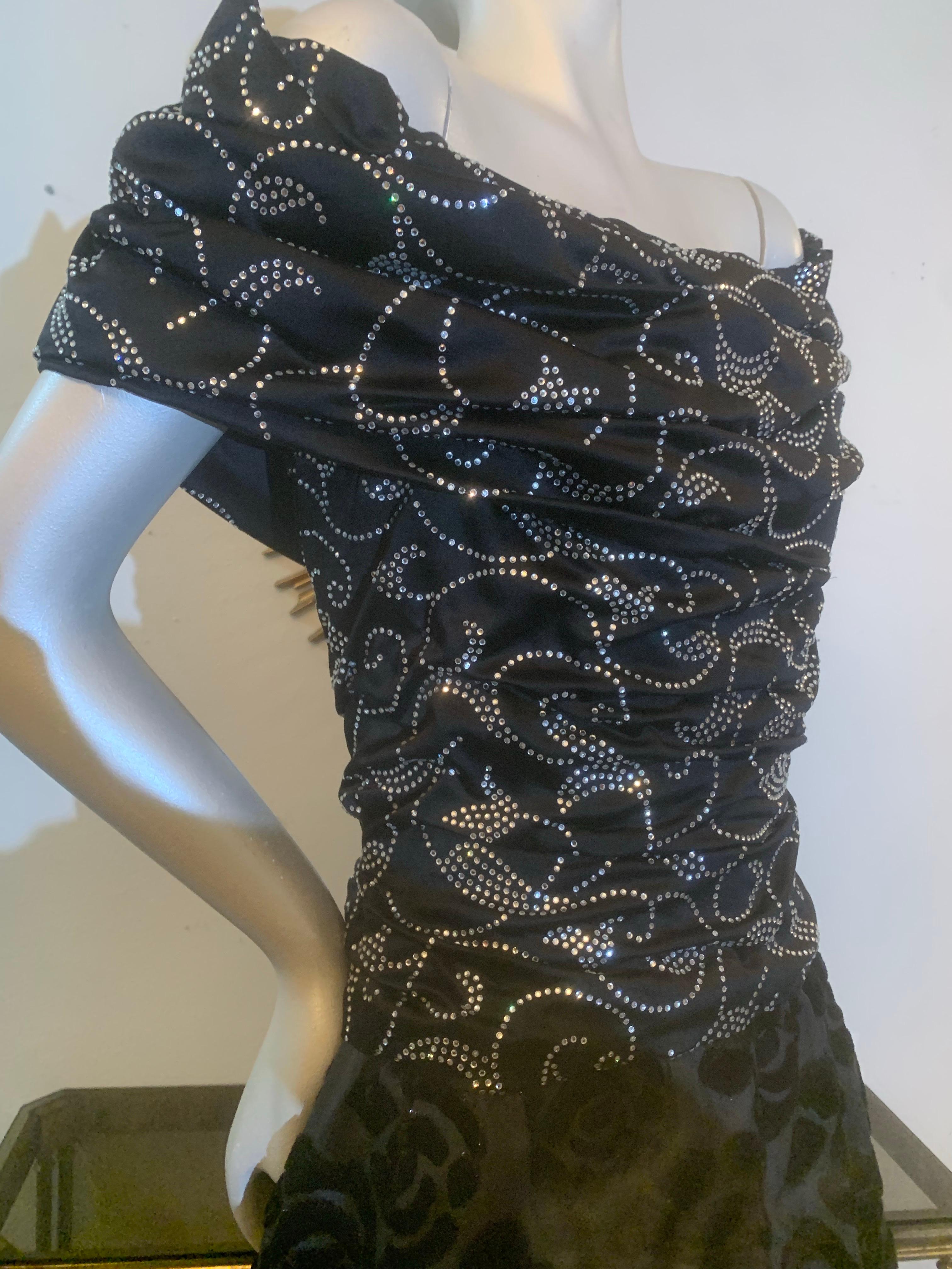 Abito anni '70 di Arnold Scaasi con gonna a campana in velluto impreziosita da strass e fuori spalla In condizioni ottime in vendita a Gresham, OR