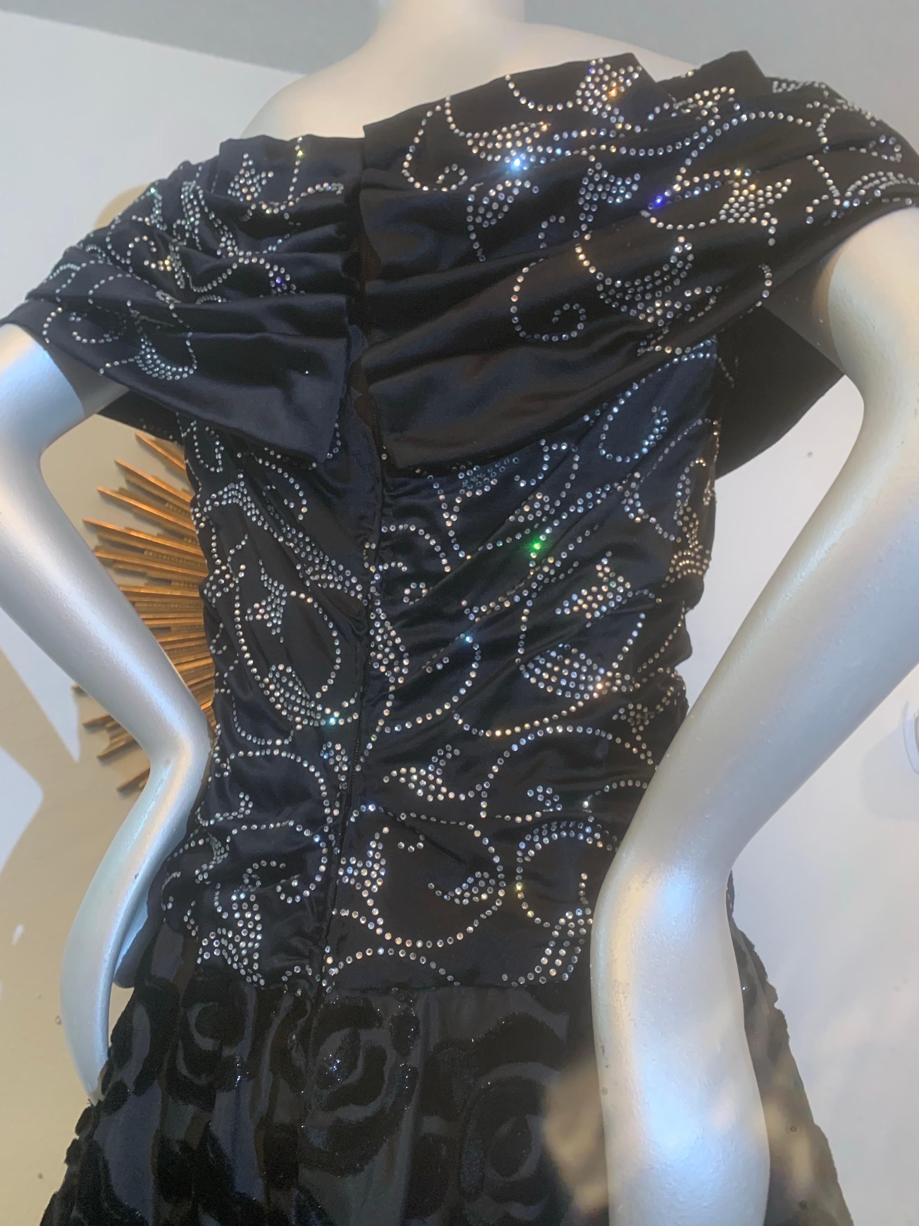 Donna Abito anni '70 di Arnold Scaasi con gonna a campana in velluto impreziosita da strass e fuori spalla in vendita