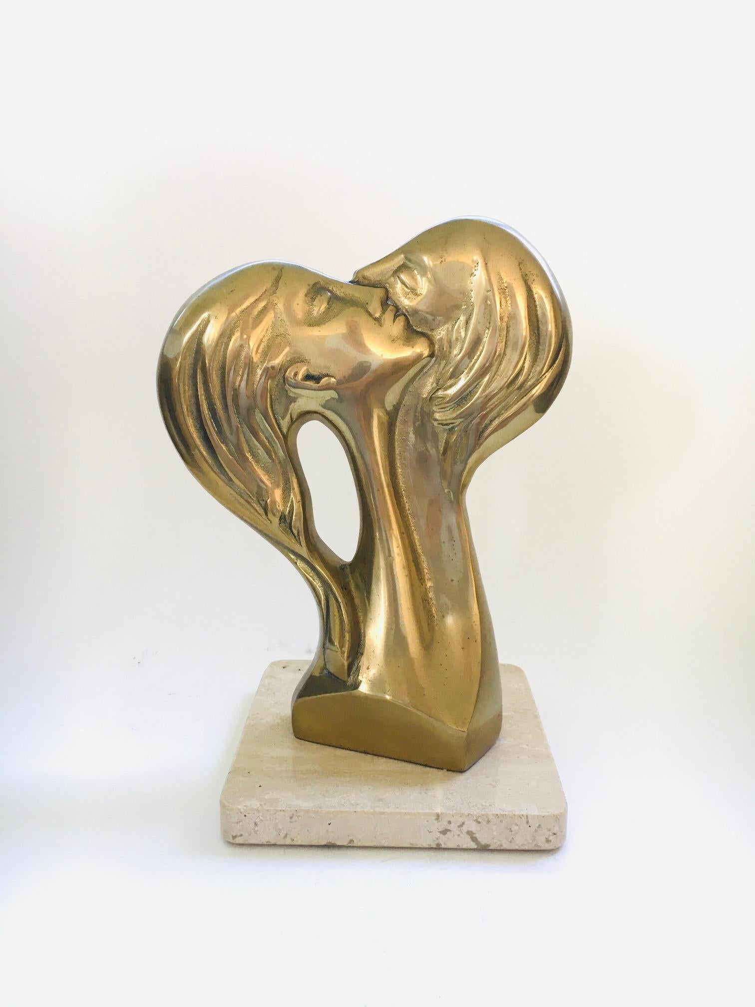 Art Brass Intertwined Male Female Sculpture Statue. Fabriqué dans les années 1970. Pas de marque ni de signature. Toutes les figures masculines et féminines entrelacées en laiton sont fixées sur un bloc de marbre travertin. Ce produit est en très